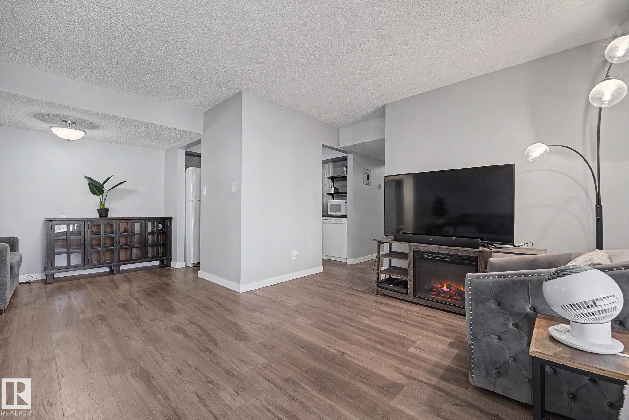#101 7203 171 St Nw, Edmonton, AB - Indoor Photo Showing Living Room