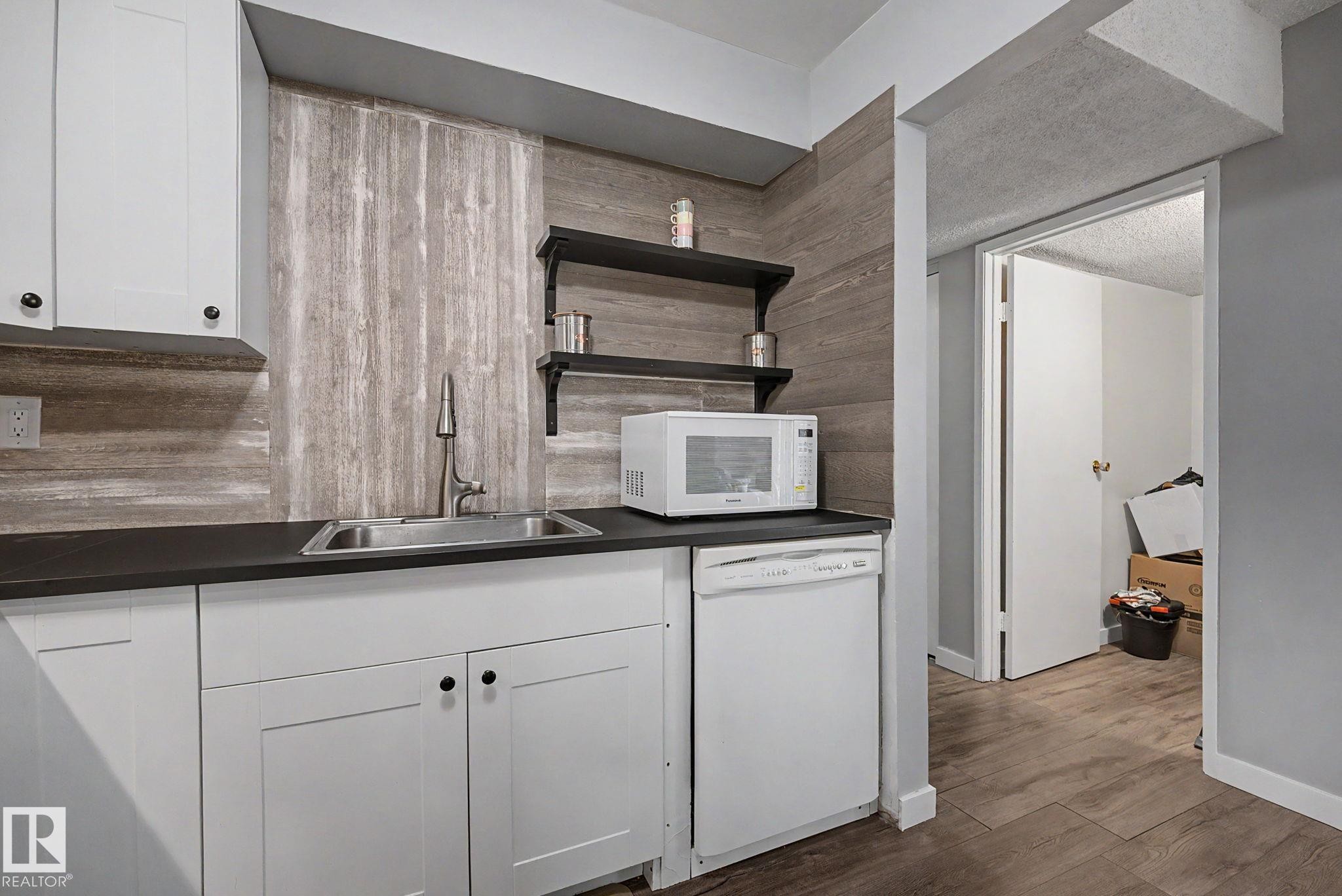 #101 7203 171 St Nw, Edmonton, AB - Indoor Photo Showing Kitchen