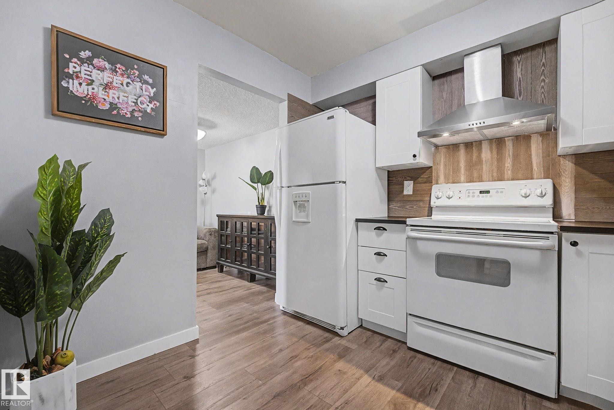 #101 7203 171 St Nw, Edmonton, AB - Indoor Photo Showing Kitchen