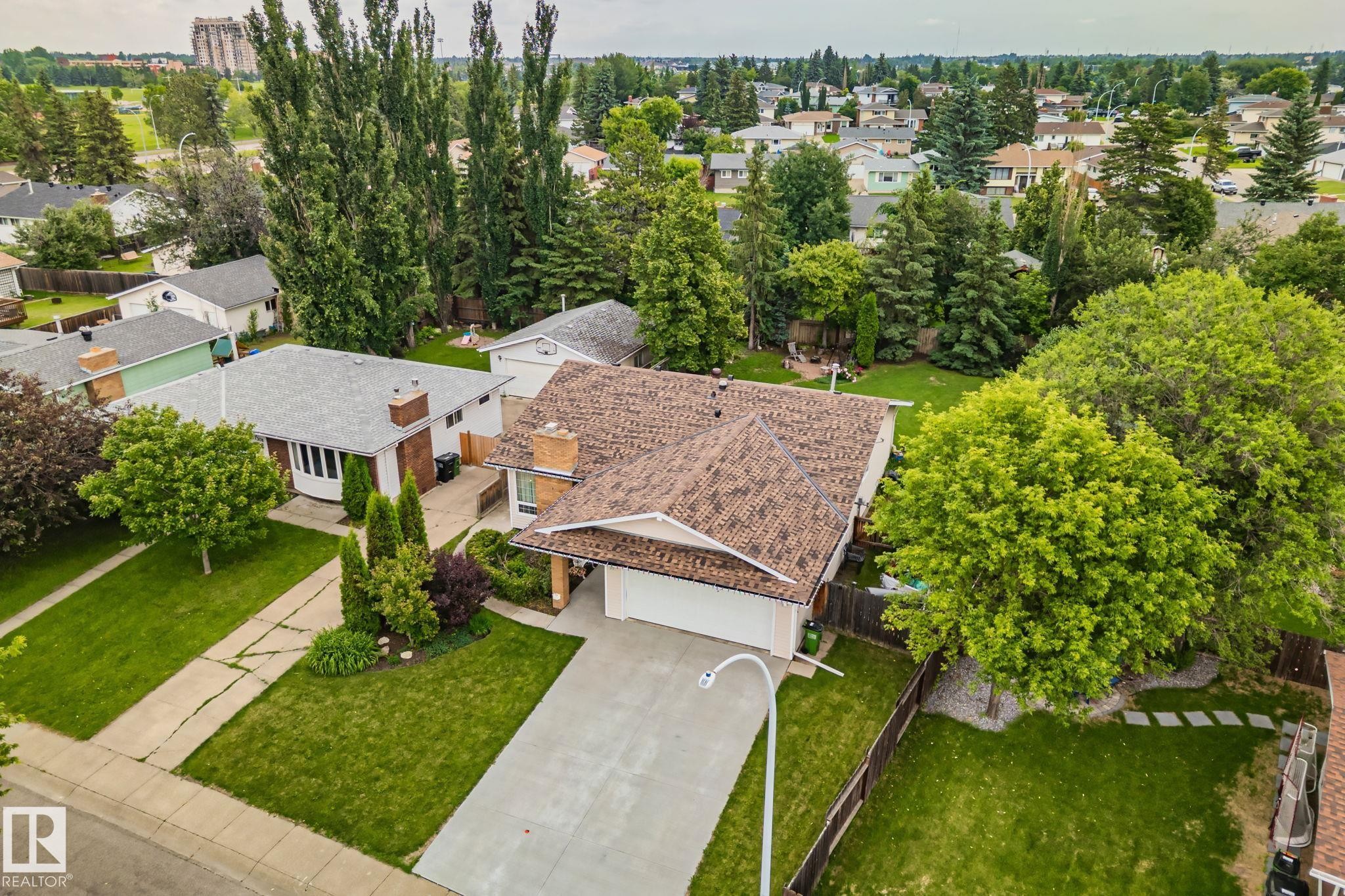 Front-facing residence featuring a two-car garage, concrete driveway, and a shingle roof - 7306 21 Avenue Nw, Edmonton, AB - Outdoor