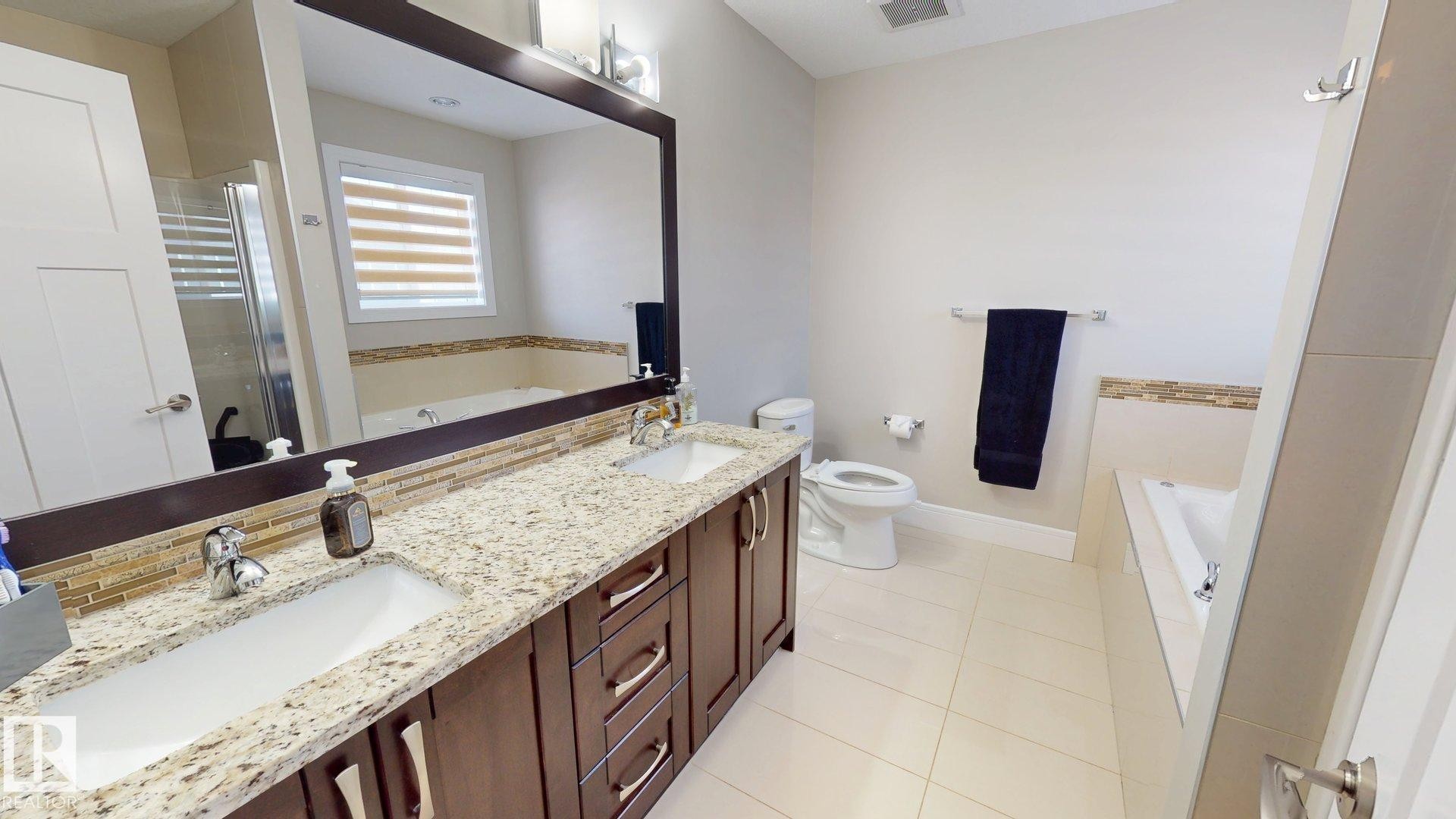 3621 Claxton Place Sw, Edmonton, AB - Indoor Photo Showing Bathroom