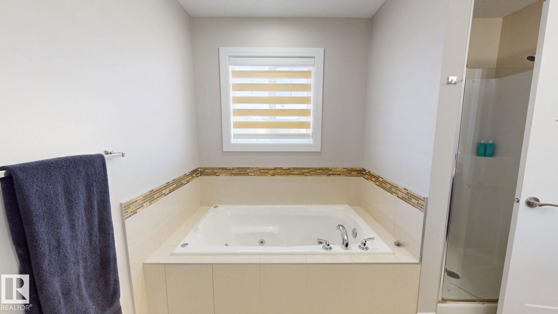 3621 Claxton Place Sw, Edmonton, AB - Indoor Photo Showing Bathroom