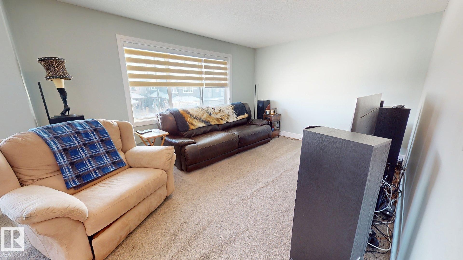 3621 Claxton Place Sw, Edmonton, AB - Indoor Photo Showing Living Room