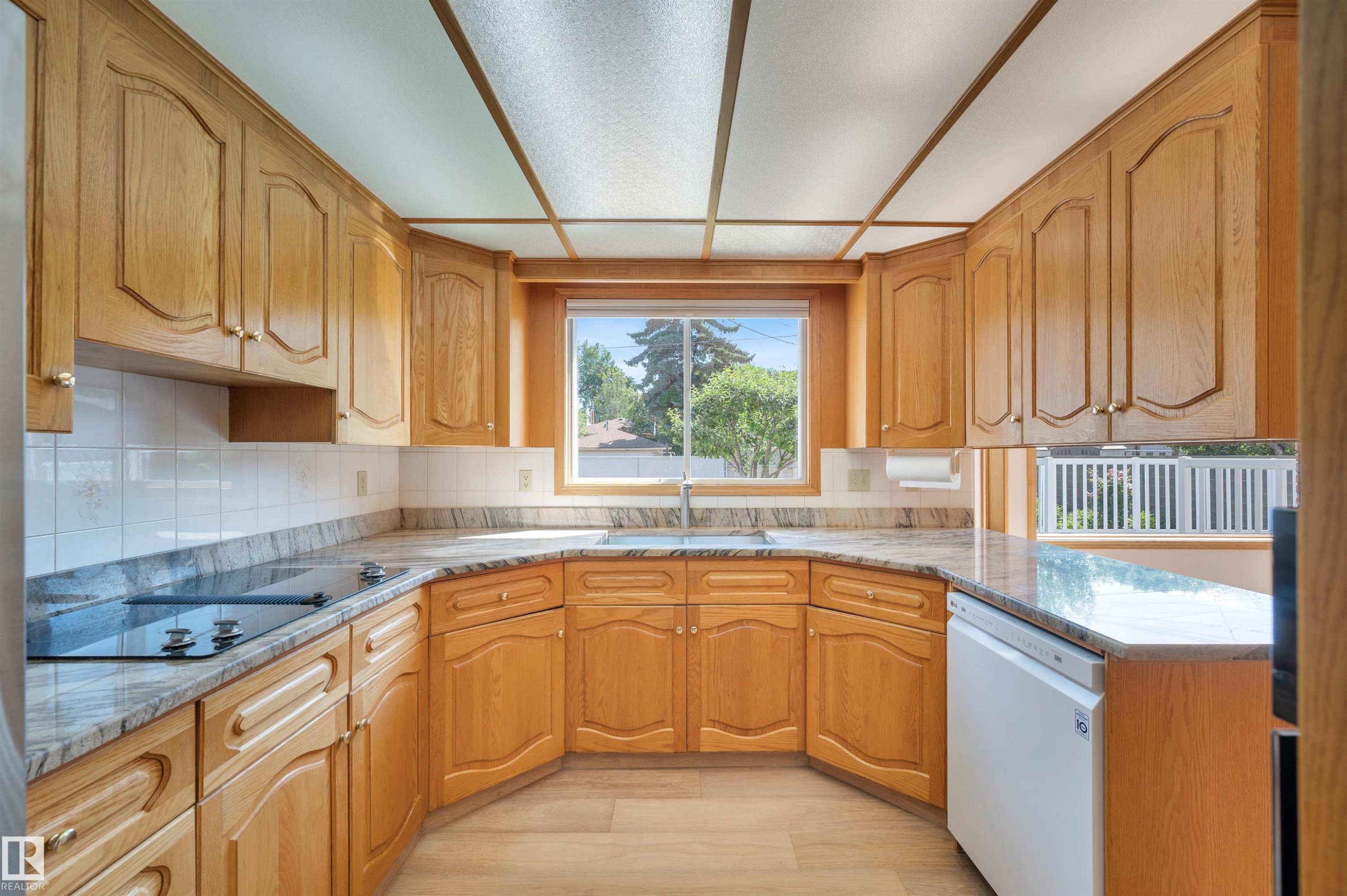 10155 74 Street Nw, Edmonton, AB - Indoor Photo Showing Kitchen