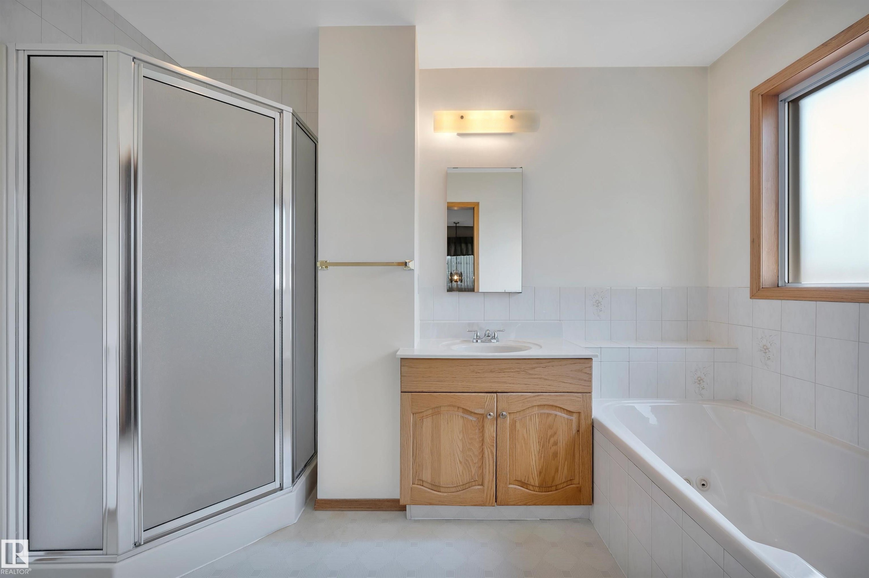 10155 74 Street Nw, Edmonton, AB - Indoor Photo Showing Bathroom