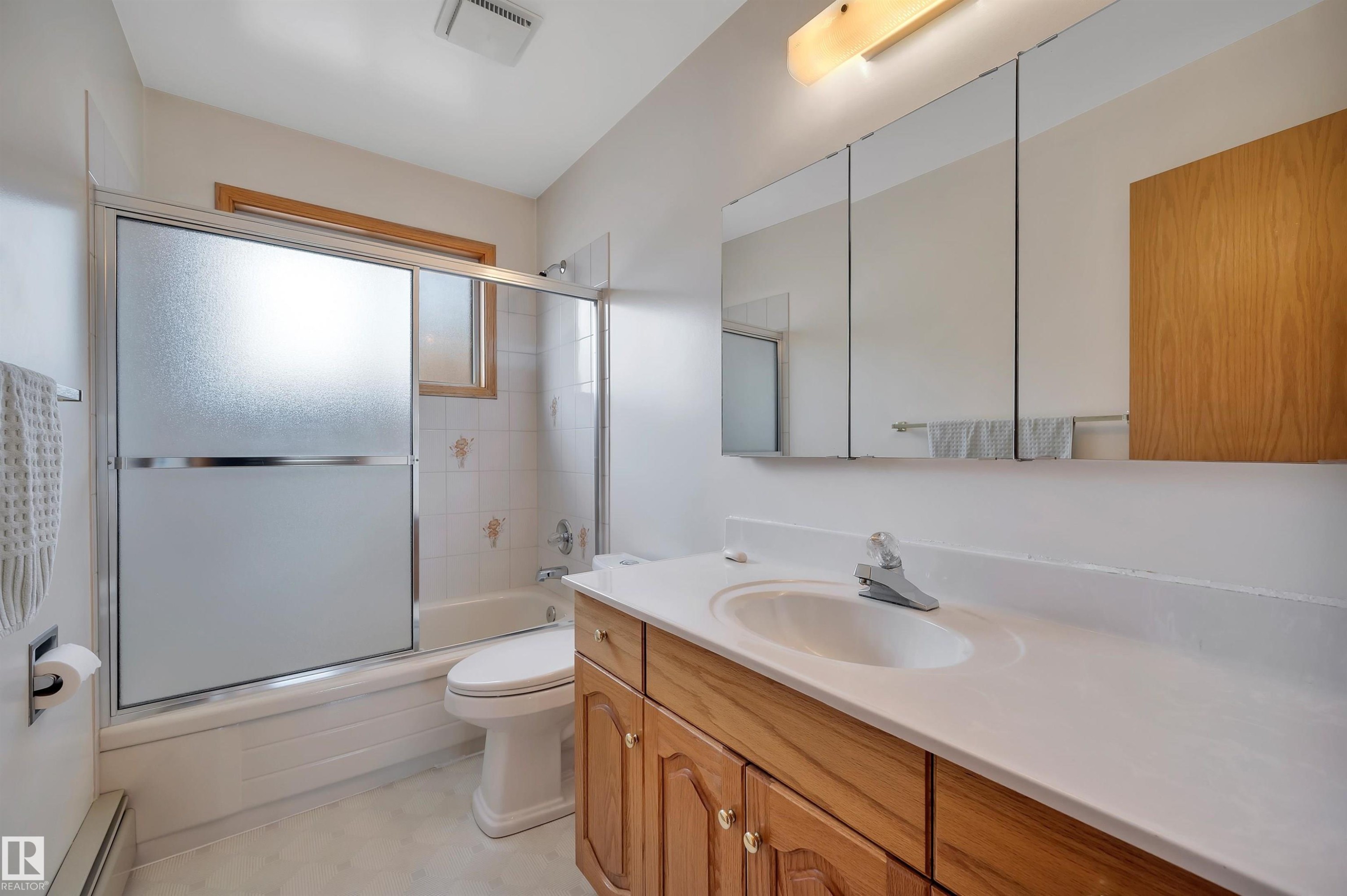 10155 74 Street Nw, Edmonton, AB - Indoor Photo Showing Bathroom