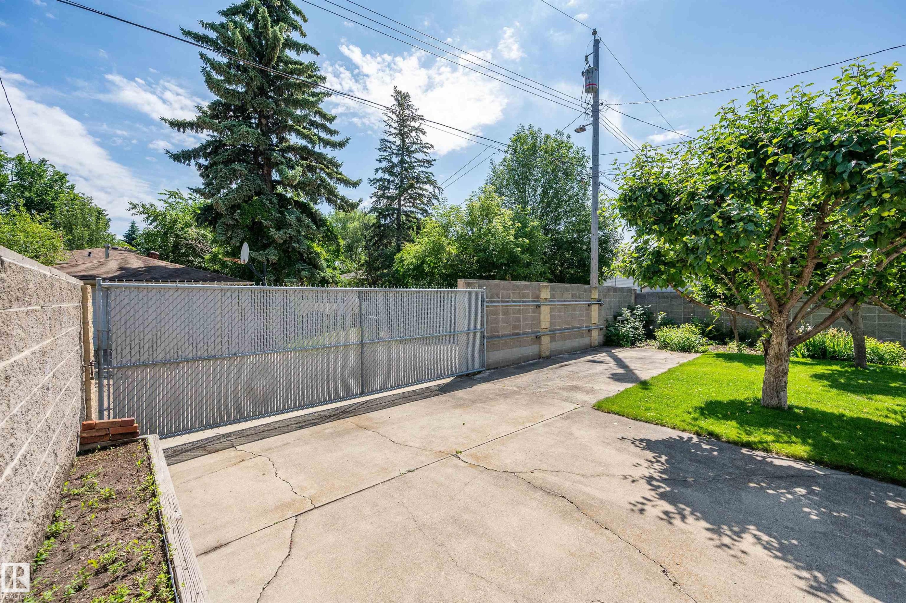 10155 74 Street Nw, Edmonton, AB - Outdoor