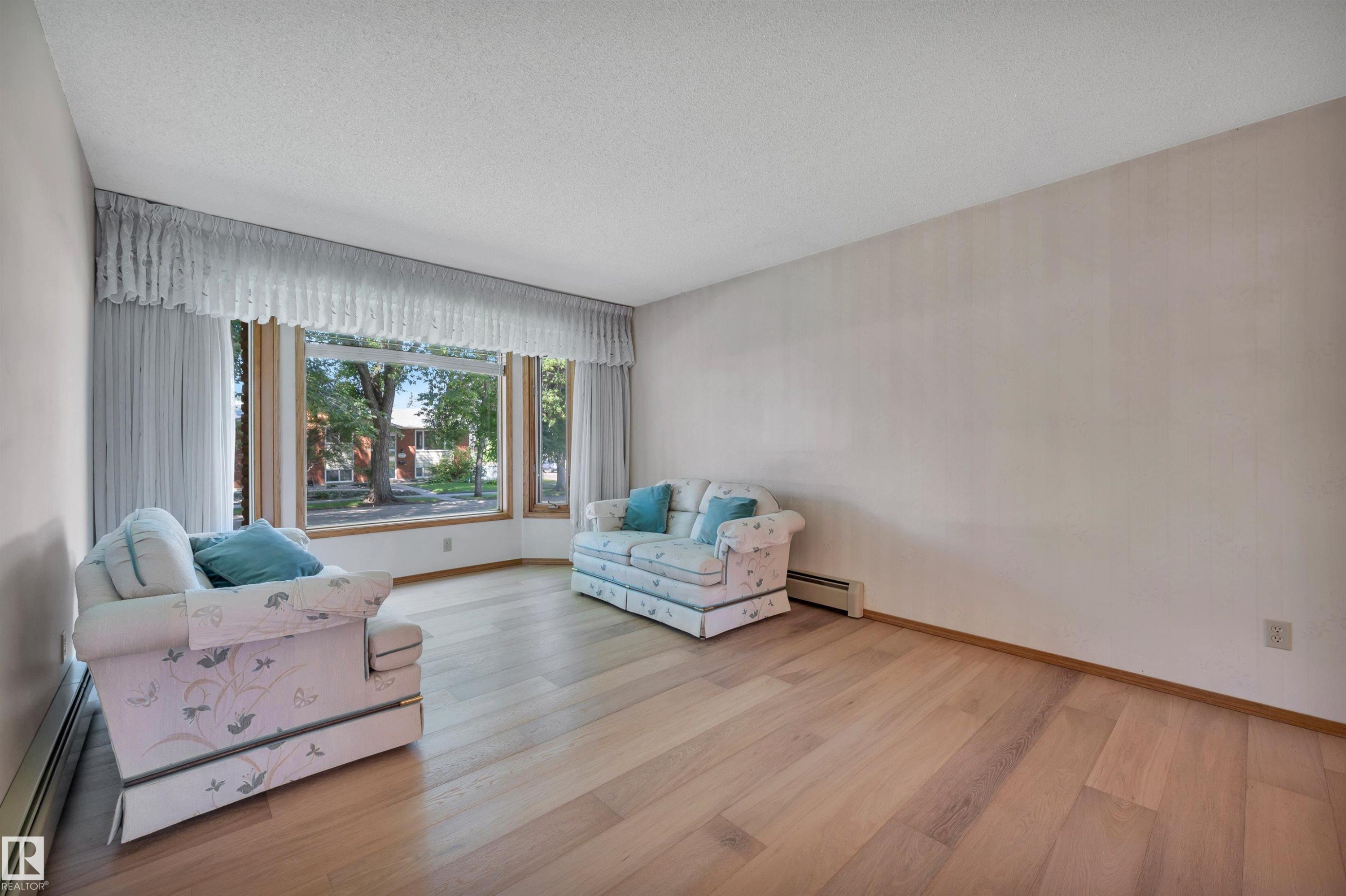 10155 74 Street Nw, Edmonton, AB - Indoor Photo Showing Living Room