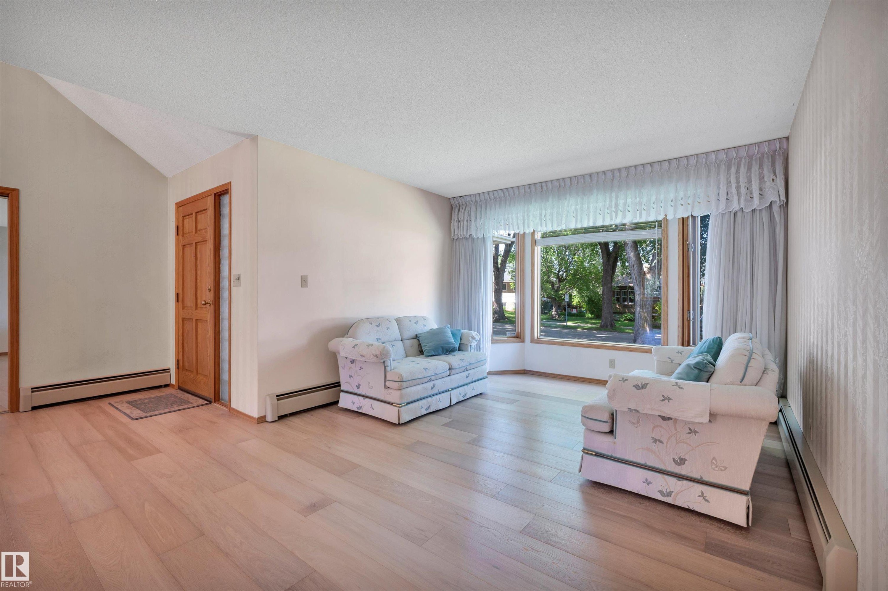 10155 74 Street Nw, Edmonton, AB - Indoor Photo Showing Living Room