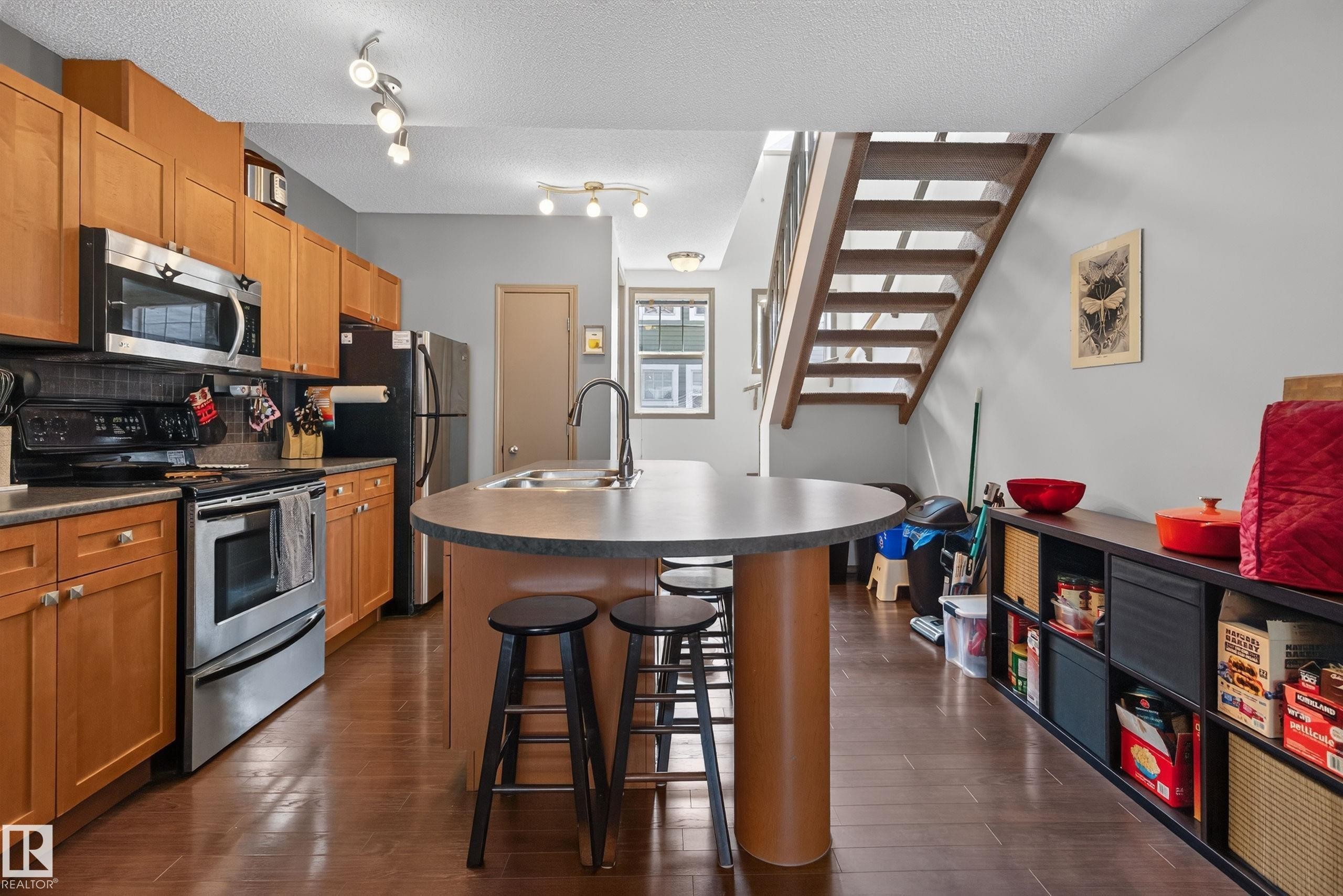 #2 5604 199 St Nw, Edmonton, AB - Indoor Photo Showing Kitchen