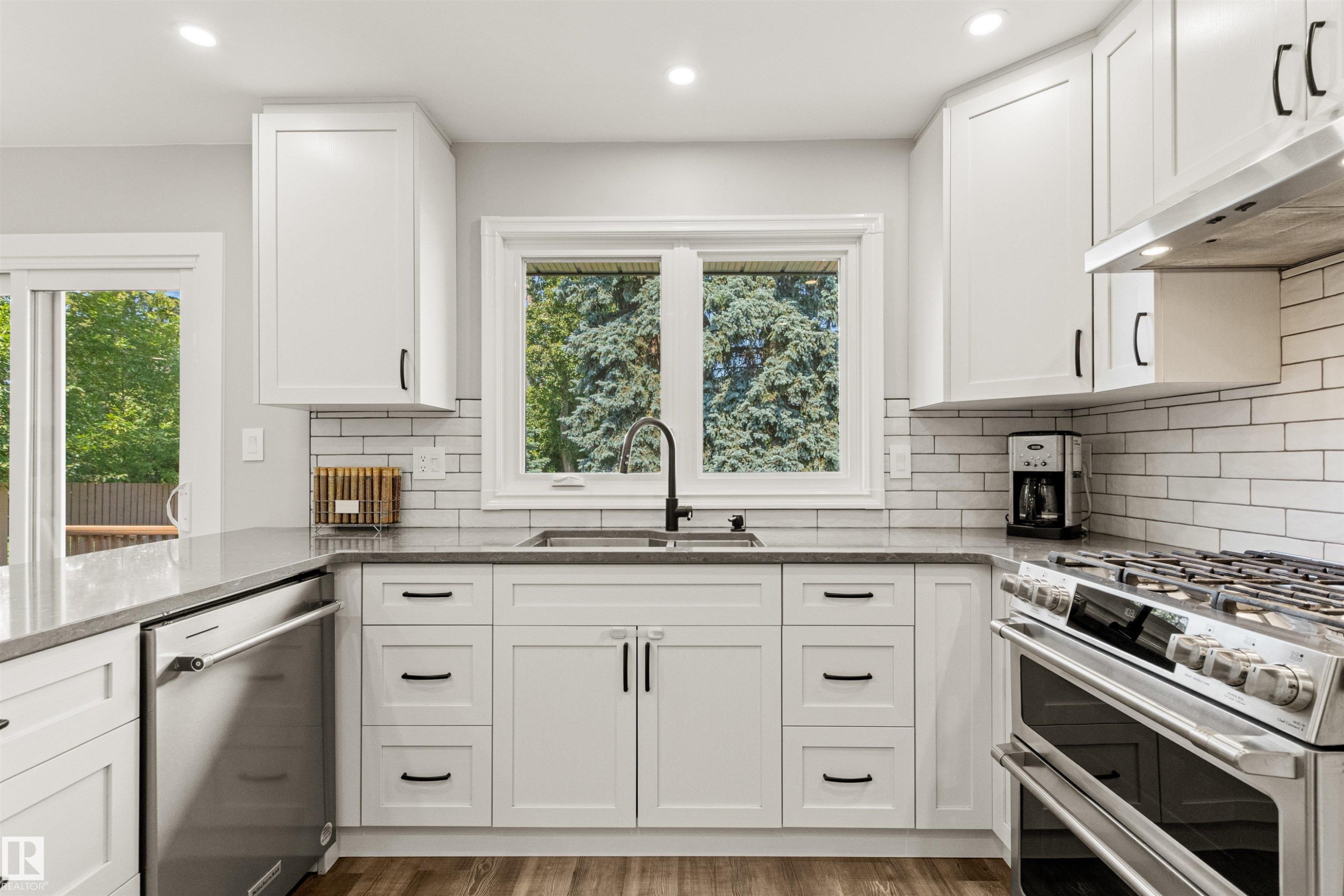17532 55 Avenue Nw, Edmonton, AB - Indoor Photo Showing Kitchen With Upgraded Kitchen