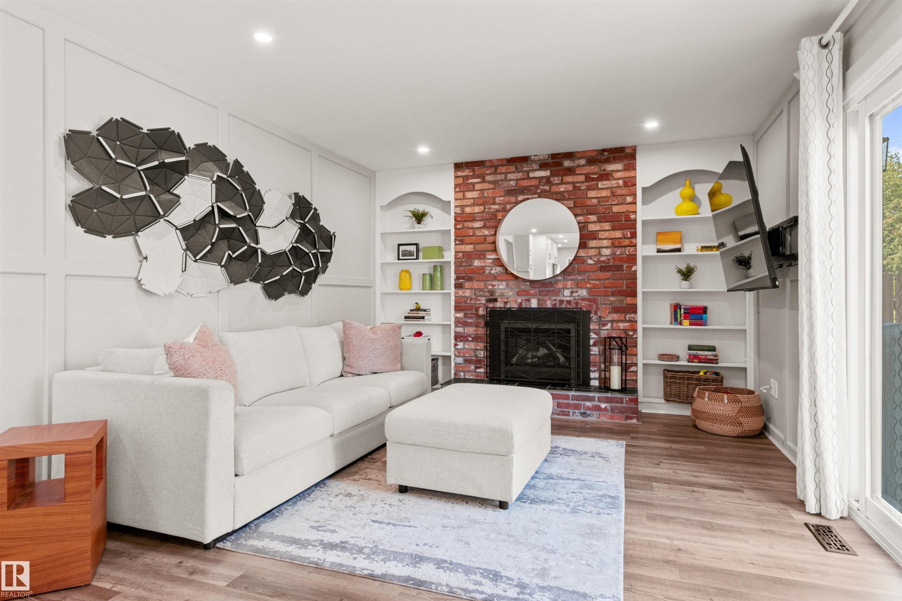 17532 55 Avenue Nw, Edmonton, AB - Indoor Photo Showing Living Room With Fireplace