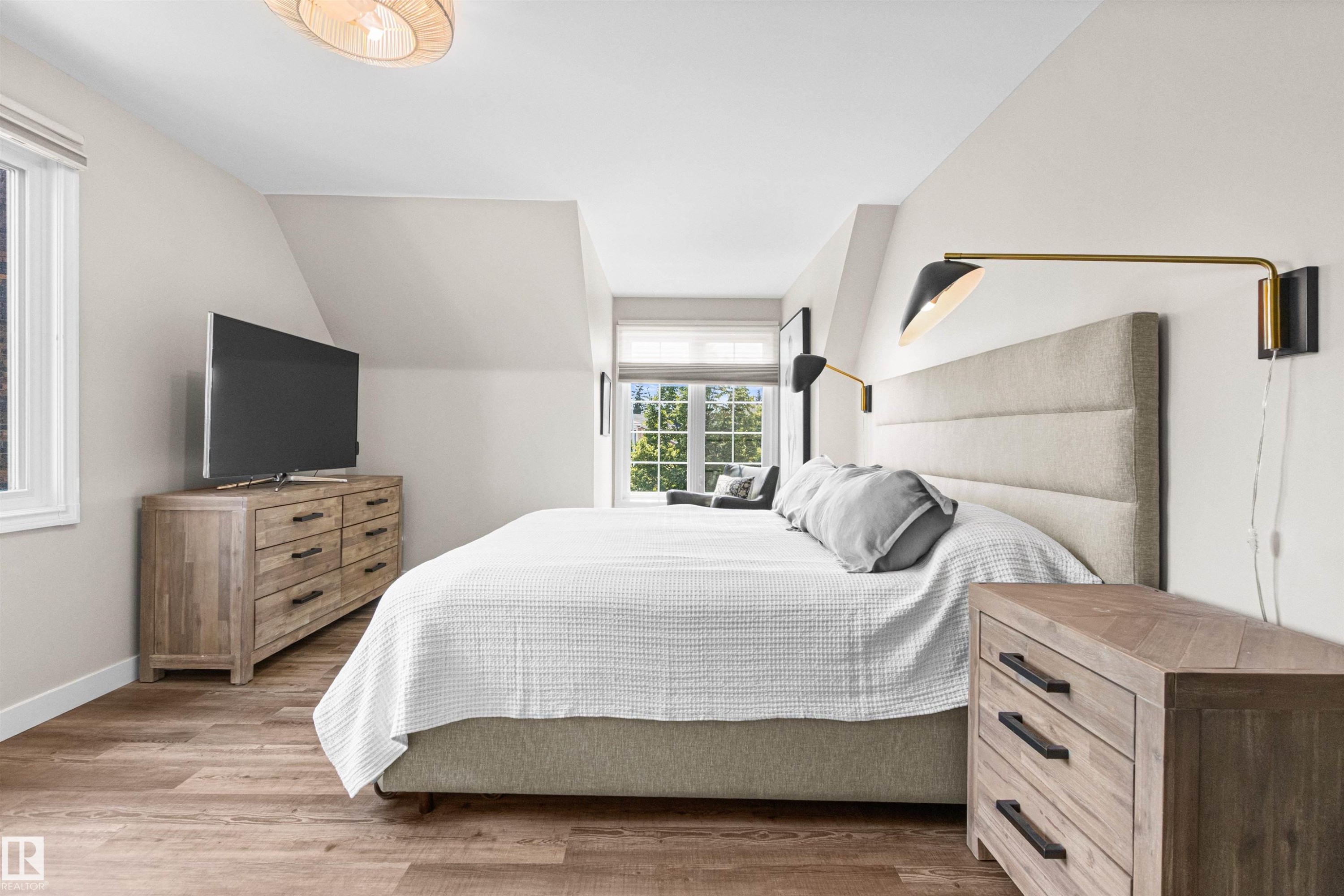 17532 55 Avenue Nw, Edmonton, AB - Indoor Photo Showing Bedroom