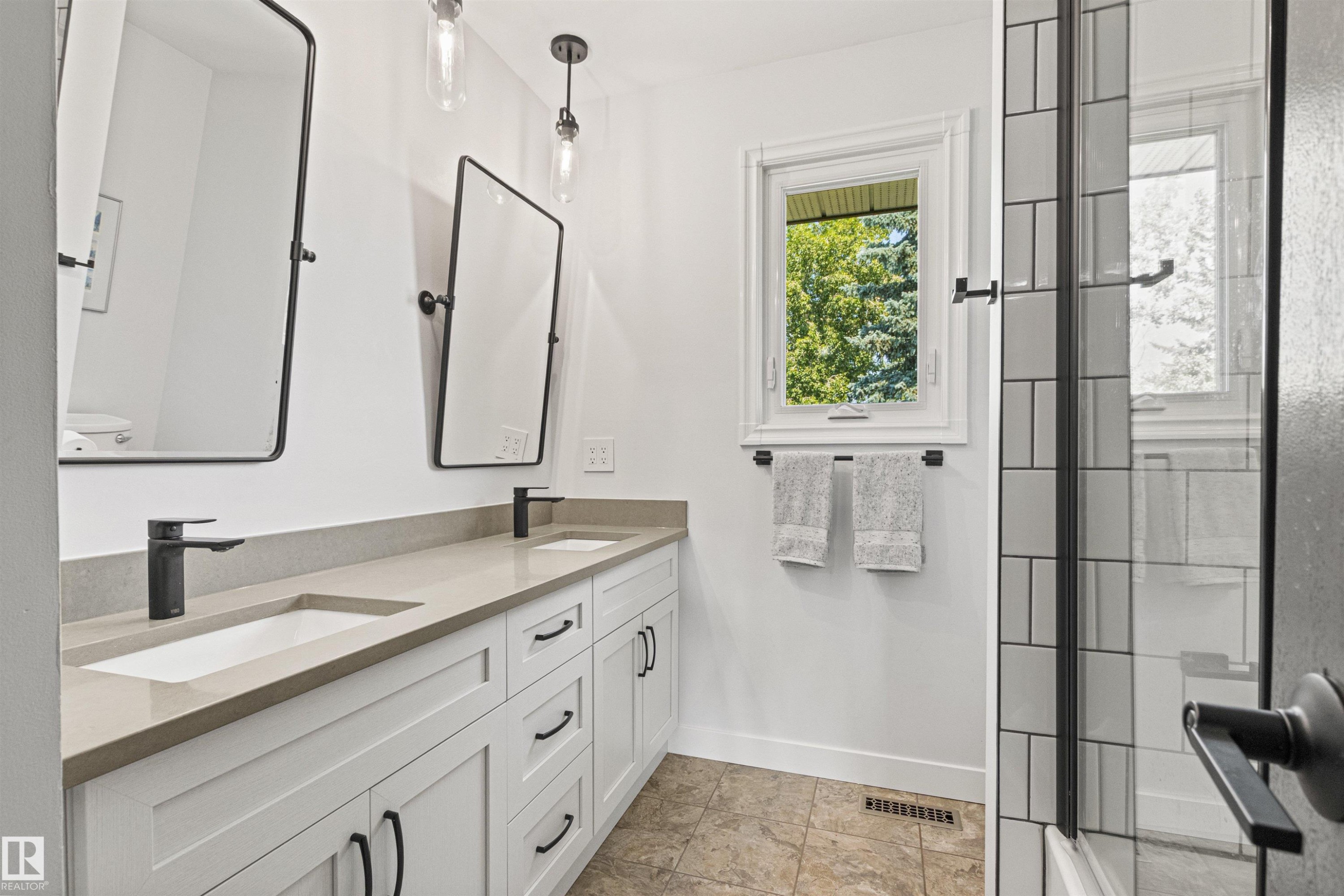 17532 55 Avenue Nw, Edmonton, AB - Indoor Photo Showing Bathroom