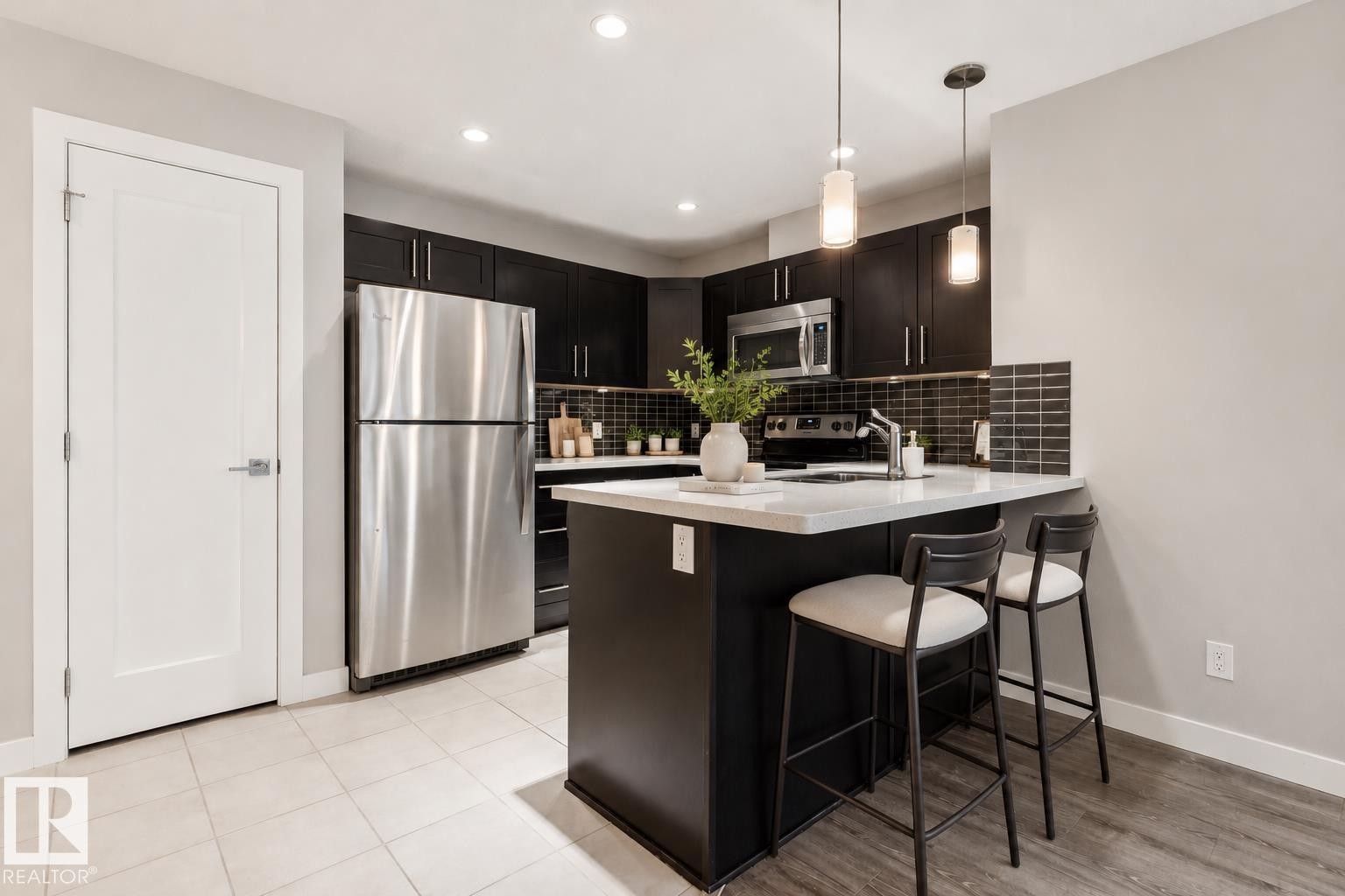 #118 1031 173 St Sw, Edmonton, AB - Indoor Photo Showing Kitchen With Stainless Steel Kitchen With Upgraded Kitchen