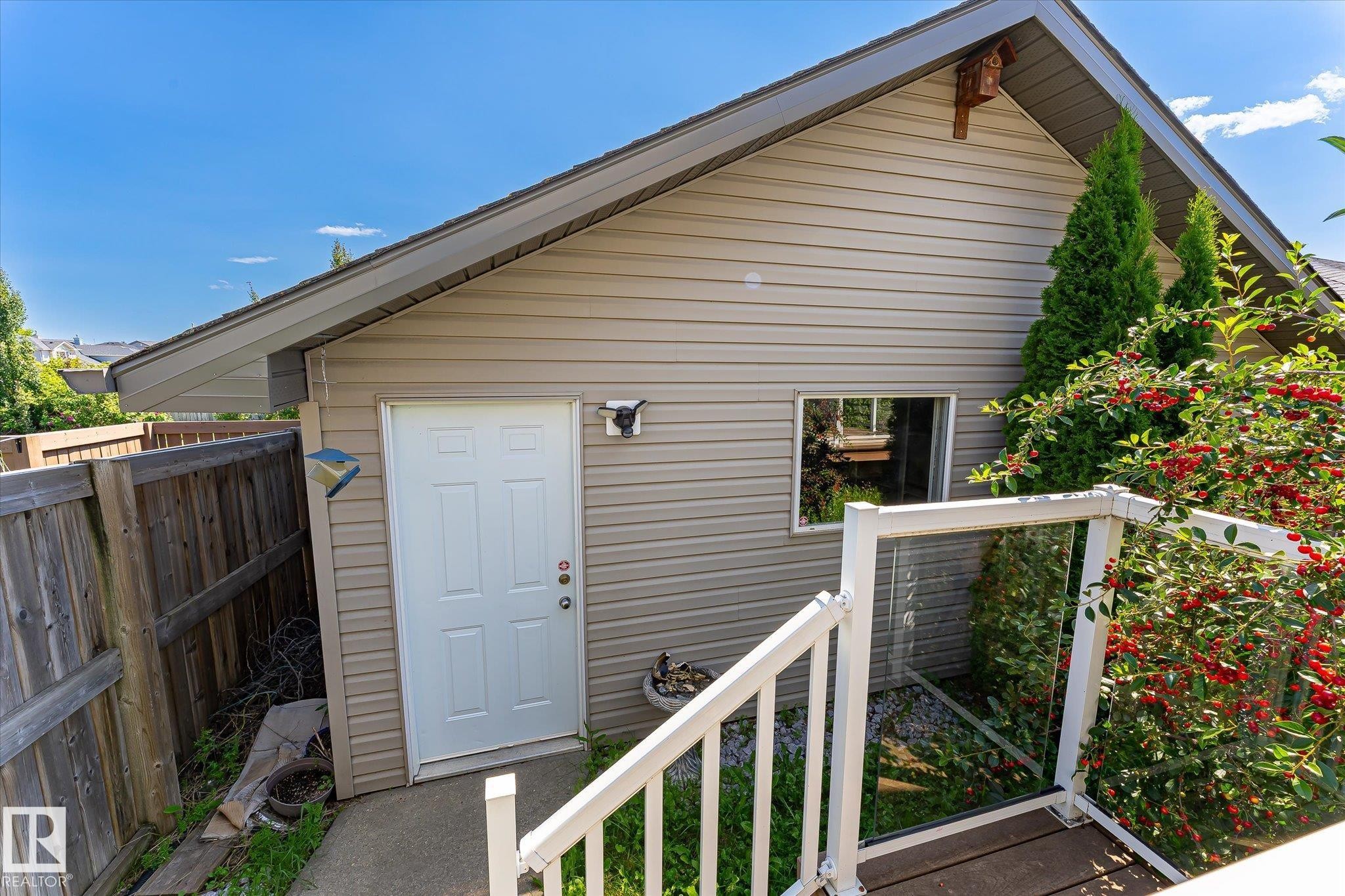 Exterior building with horizontal siding and a gable roofline - 4317 152 Avenue Nw, Edmonton, AB - Outdoor With Exterior