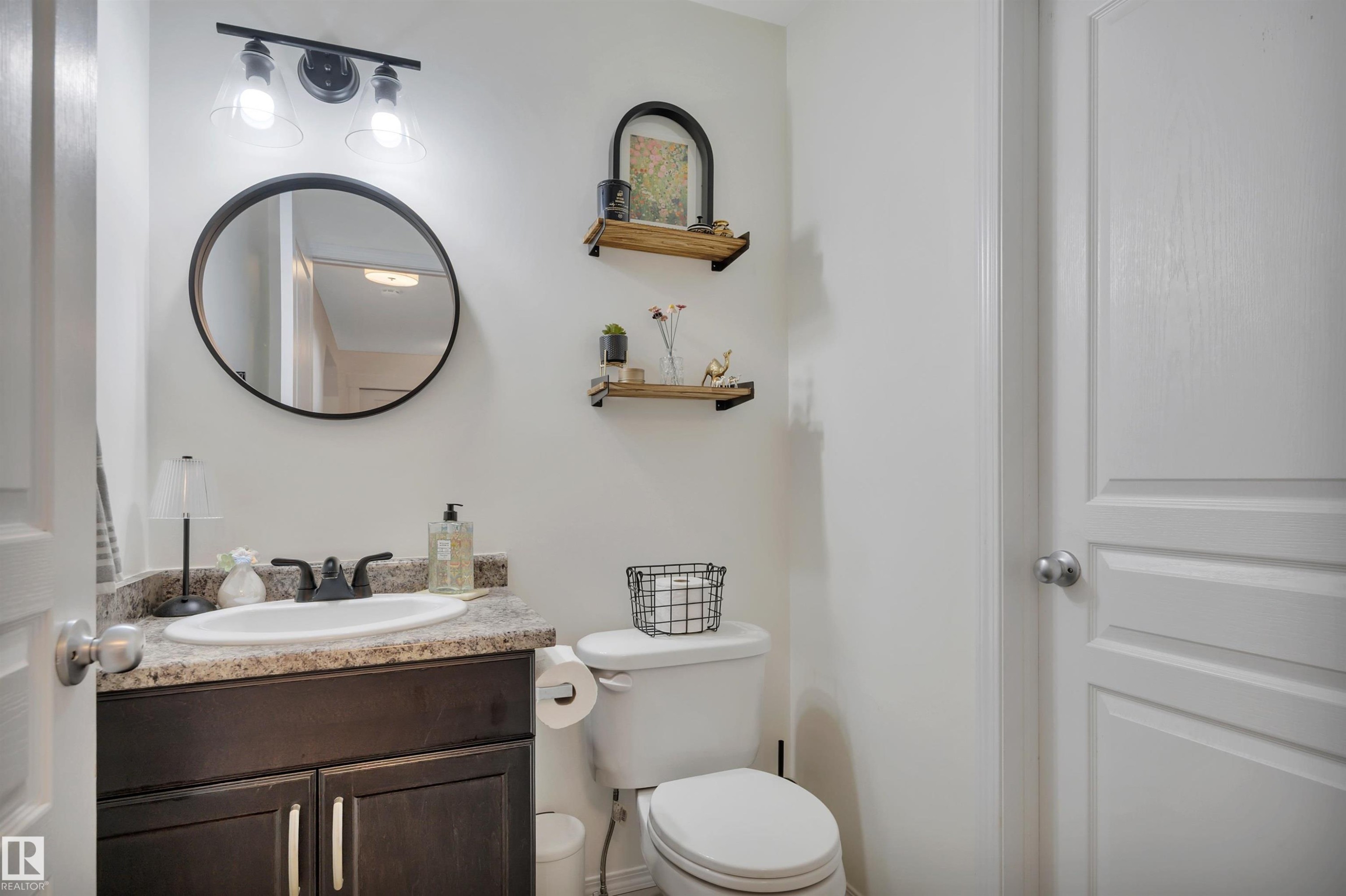 4029 Alexander Way Sw, Edmonton, AB - Indoor Photo Showing Bathroom
