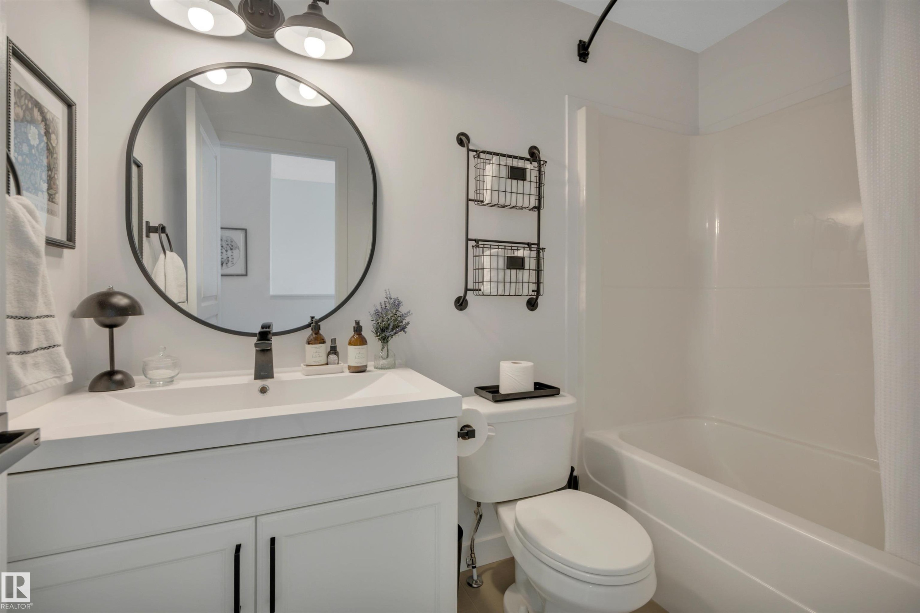 4029 Alexander Way Sw, Edmonton, AB - Indoor Photo Showing Bathroom