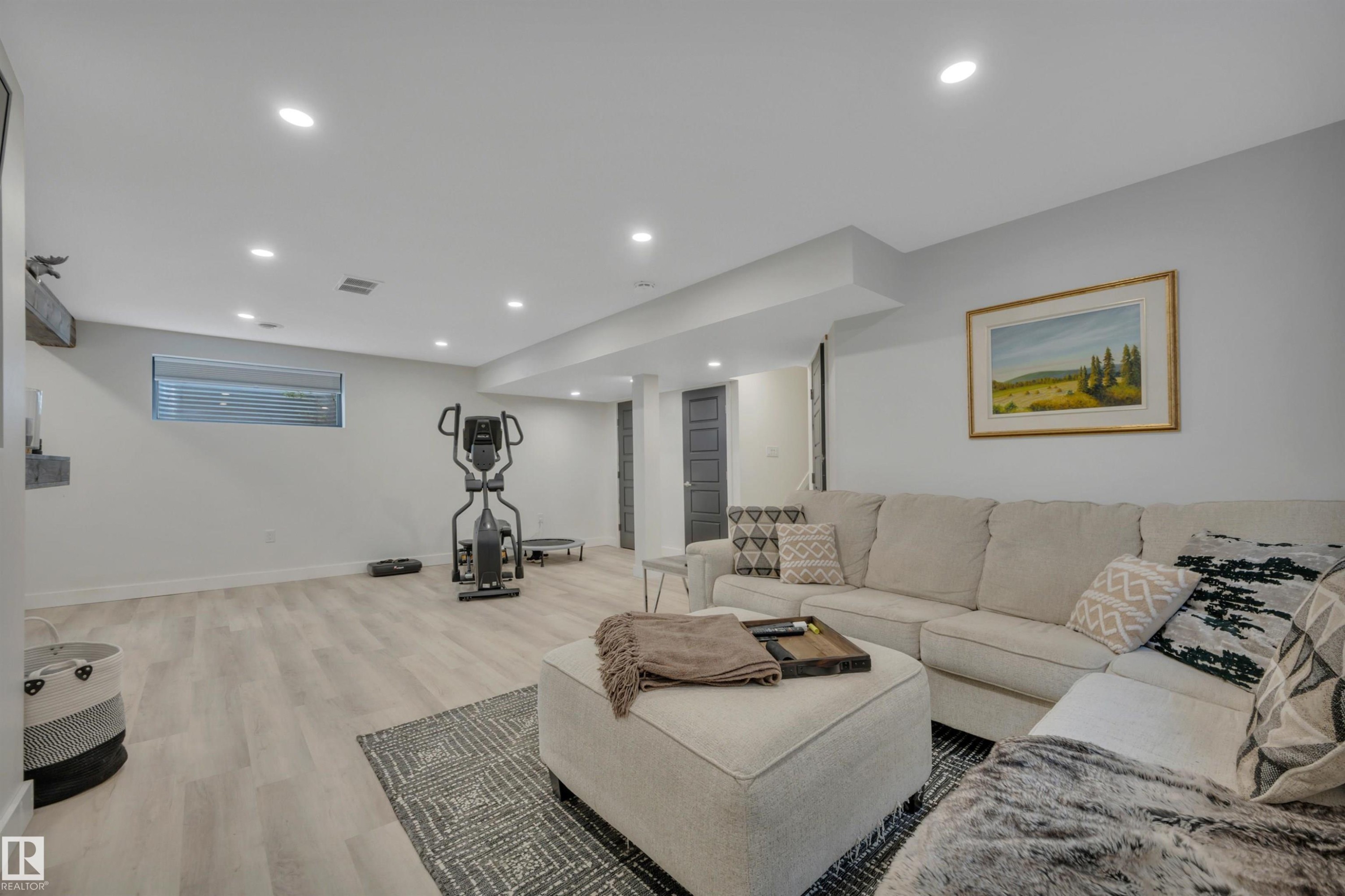 4029 Alexander Way Sw, Edmonton, AB - Indoor