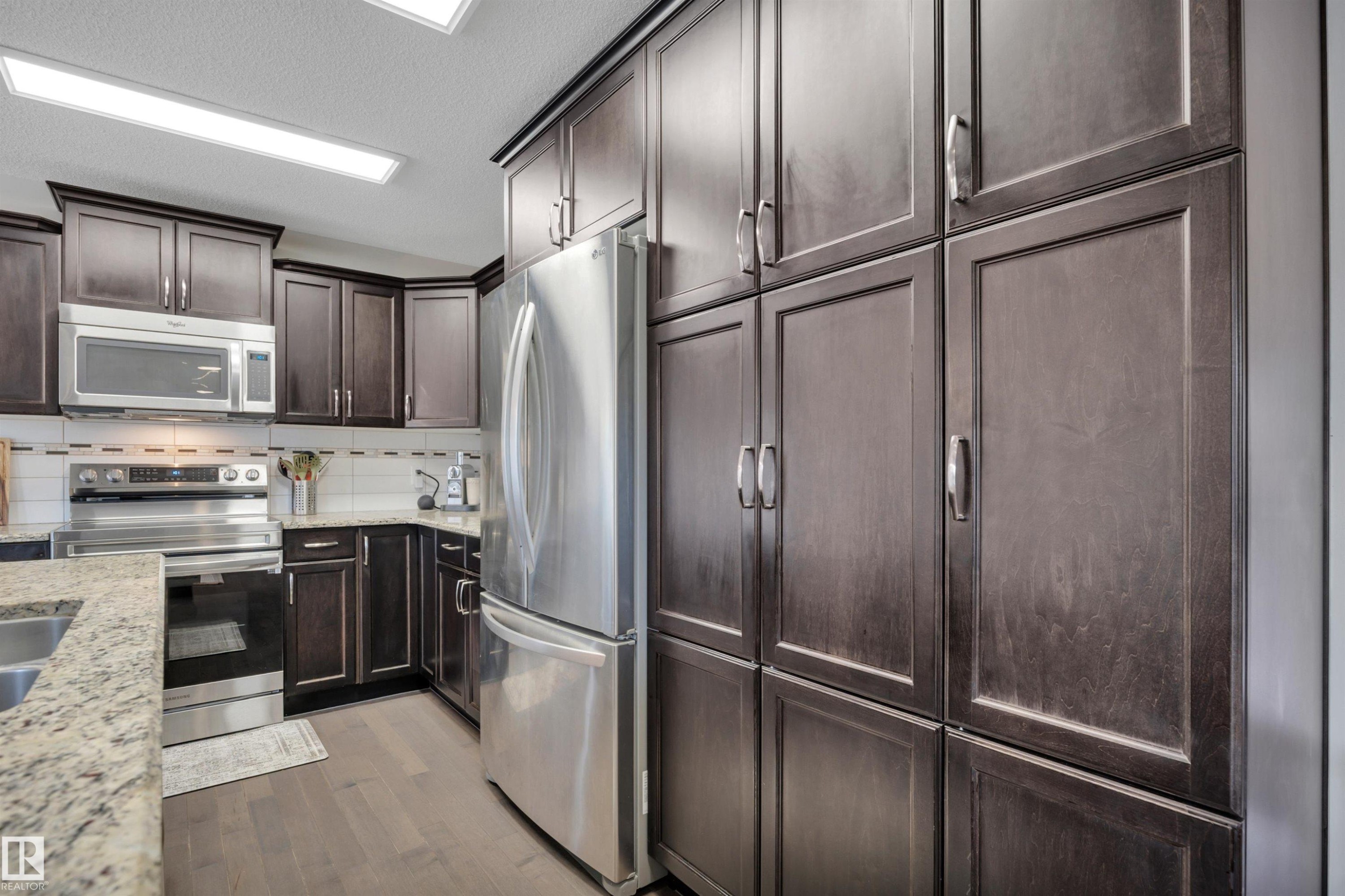 4029 Alexander Way Sw, Edmonton, AB - Indoor Photo Showing Kitchen With Stainless Steel Kitchen With Double Sink With Upgraded Kitchen