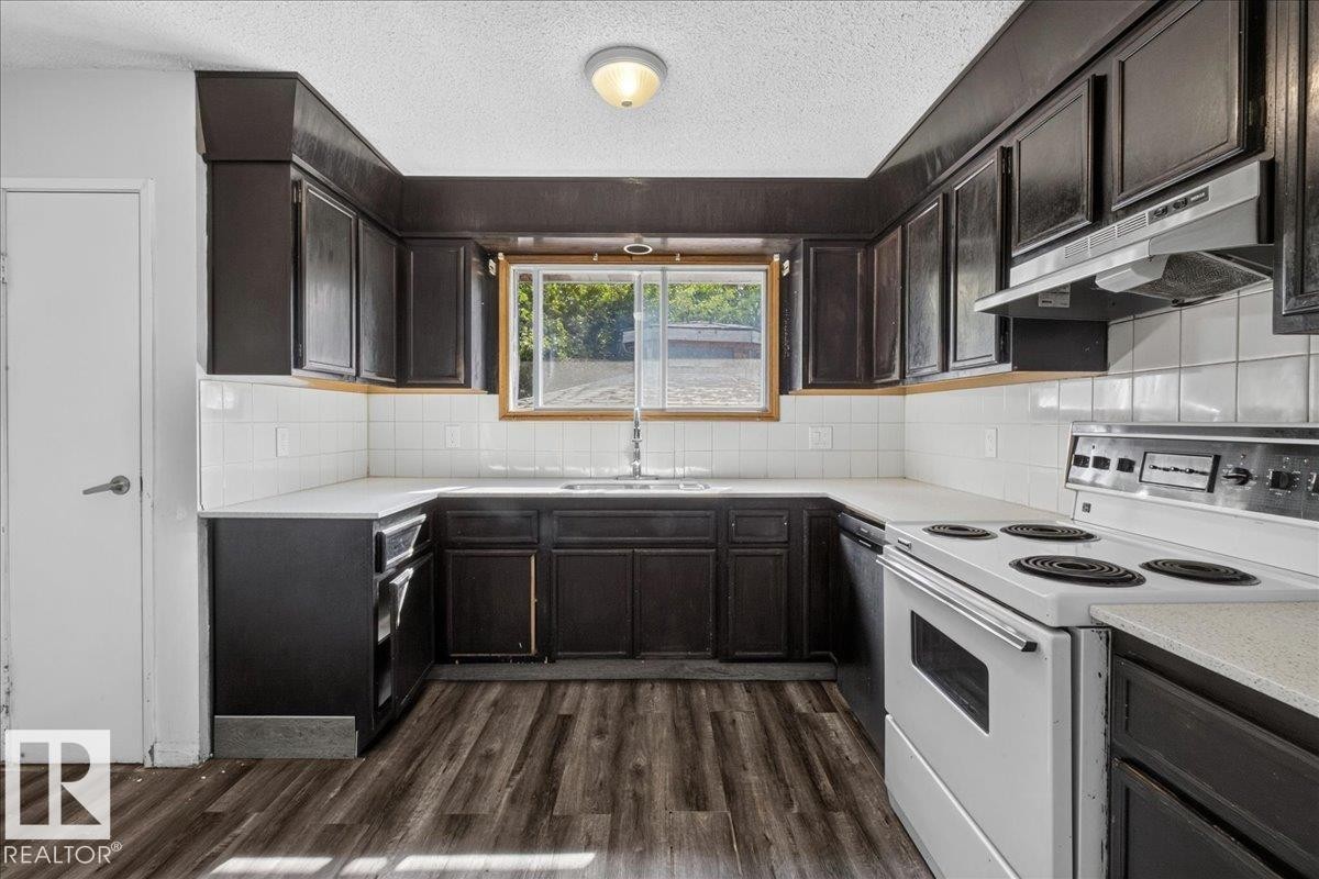 1939 61 Street Nw, Edmonton, AB - Indoor Photo Showing Kitchen