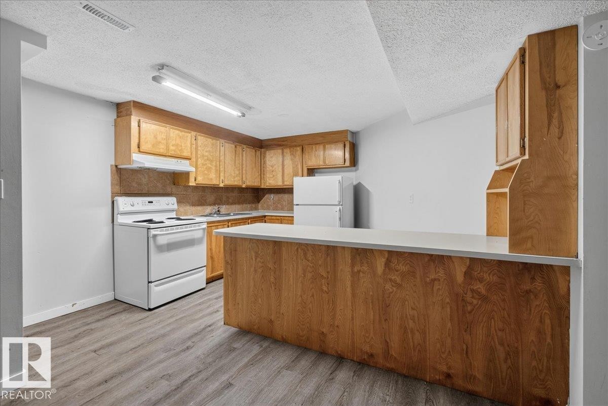 1939 61 Street Nw, Edmonton, AB - Indoor Photo Showing Kitchen
