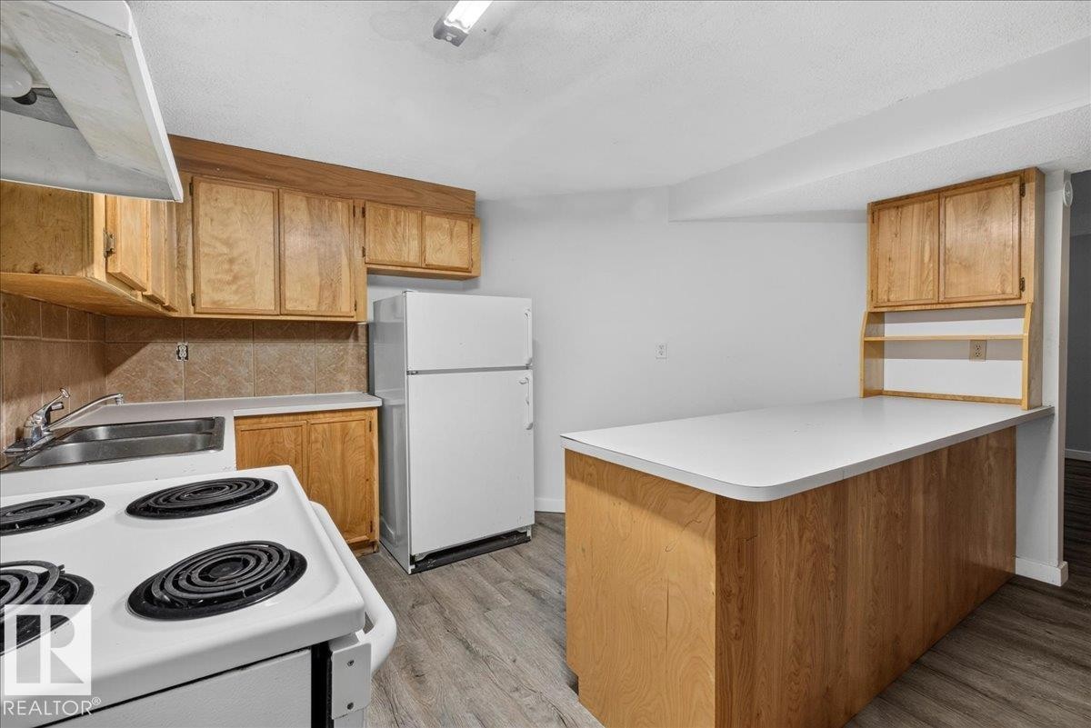 1939 61 Street Nw, Edmonton, AB - Indoor Photo Showing Kitchen