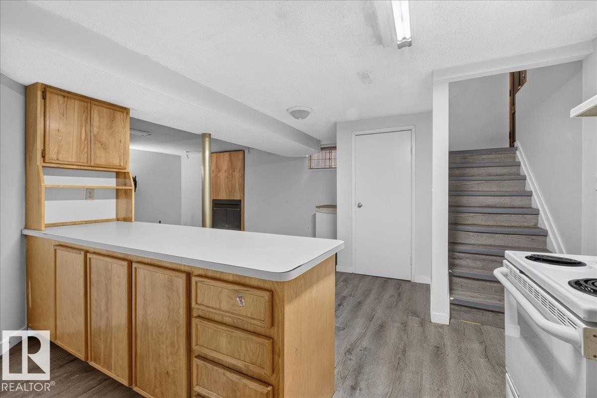 1939 61 Street Nw, Edmonton, AB - Indoor Photo Showing Kitchen