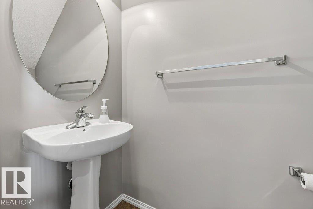 #7 8304 11 Av Sw, Edmonton, AB - Indoor Photo Showing Bathroom