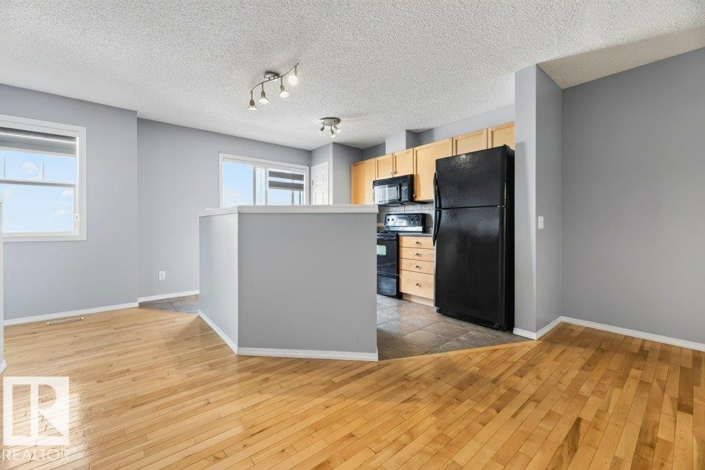 #7 8304 11 Av Sw, Edmonton, AB - Indoor Photo Showing Kitchen