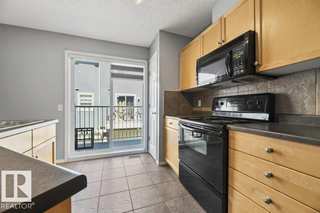 #7 8304 11 Av Sw, Edmonton, AB - Indoor Photo Showing Kitchen