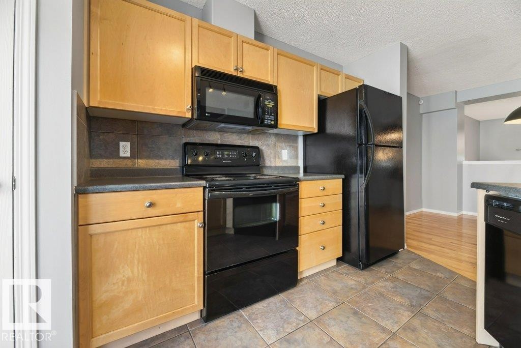 #7 8304 11 Av Sw, Edmonton, AB - Indoor Photo Showing Kitchen