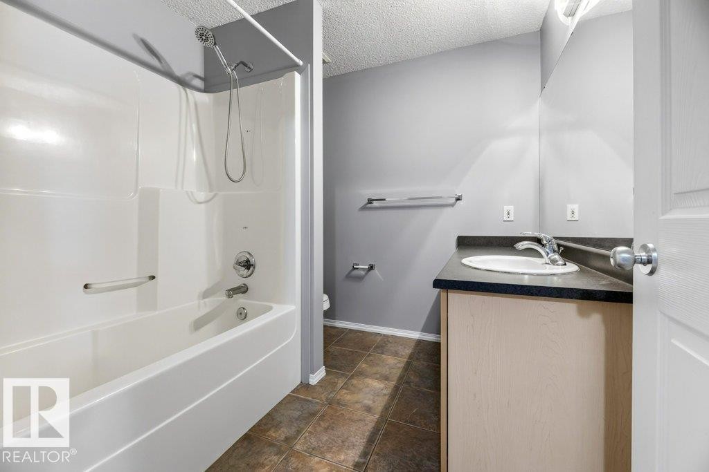 #7 8304 11 Av Sw, Edmonton, AB - Indoor Photo Showing Bathroom