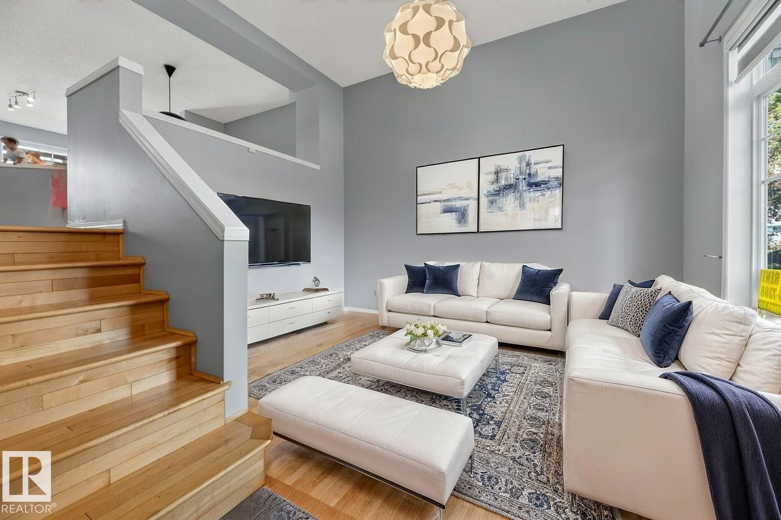 #7 8304 11 Av Sw, Edmonton, AB - Indoor Photo Showing Living Room