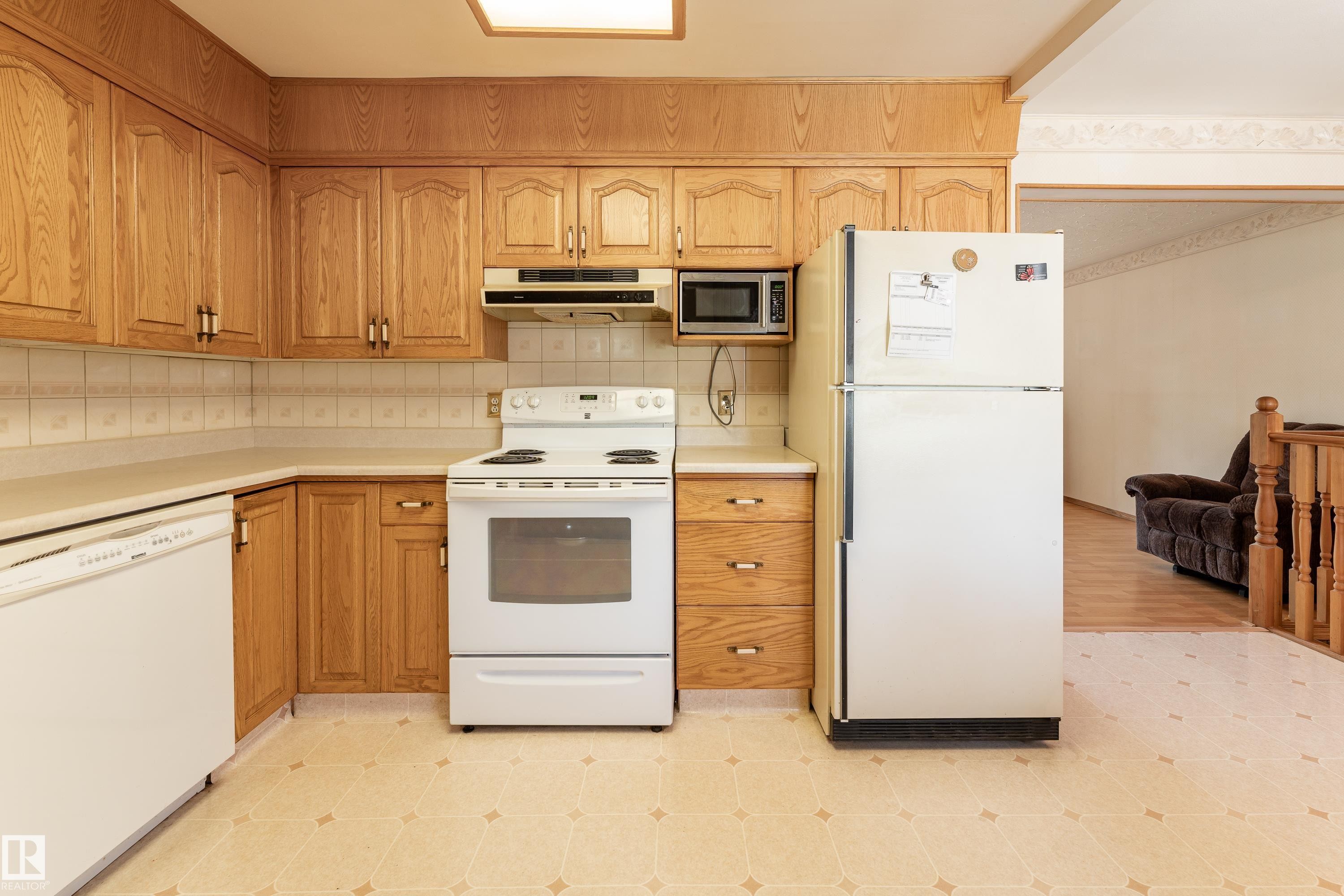 8502 76 Avenue Nw, Edmonton, AB - Indoor Photo Showing Kitchen