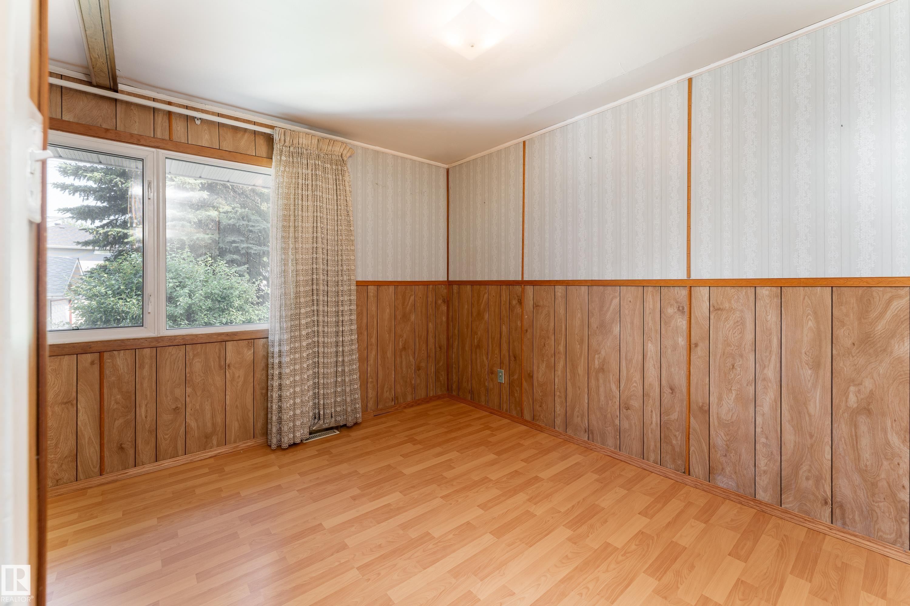 8502 76 Avenue Nw, Edmonton, AB - Indoor Photo Showing Other Room