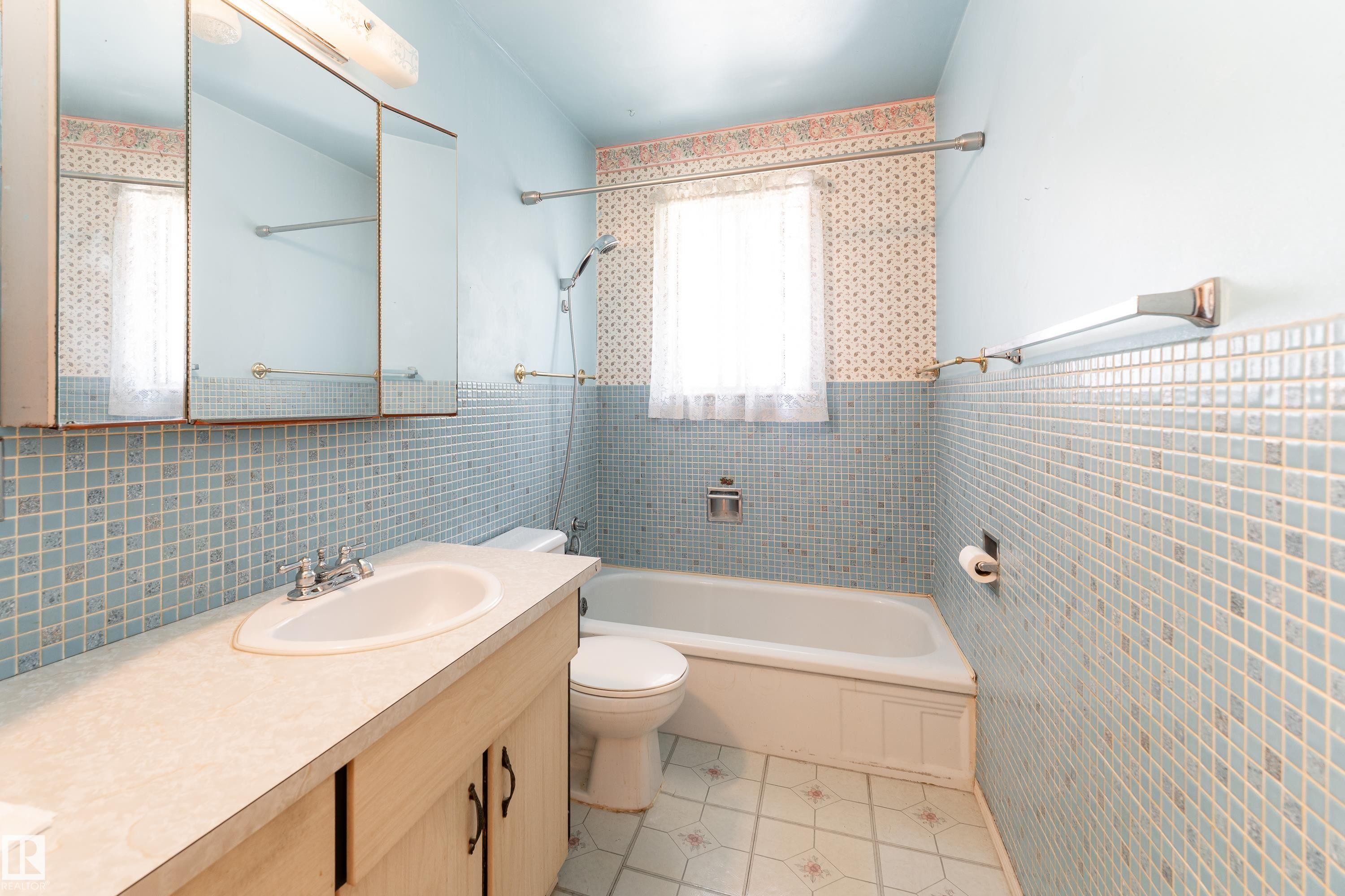8502 76 Avenue Nw, Edmonton, AB - Indoor Photo Showing Bathroom