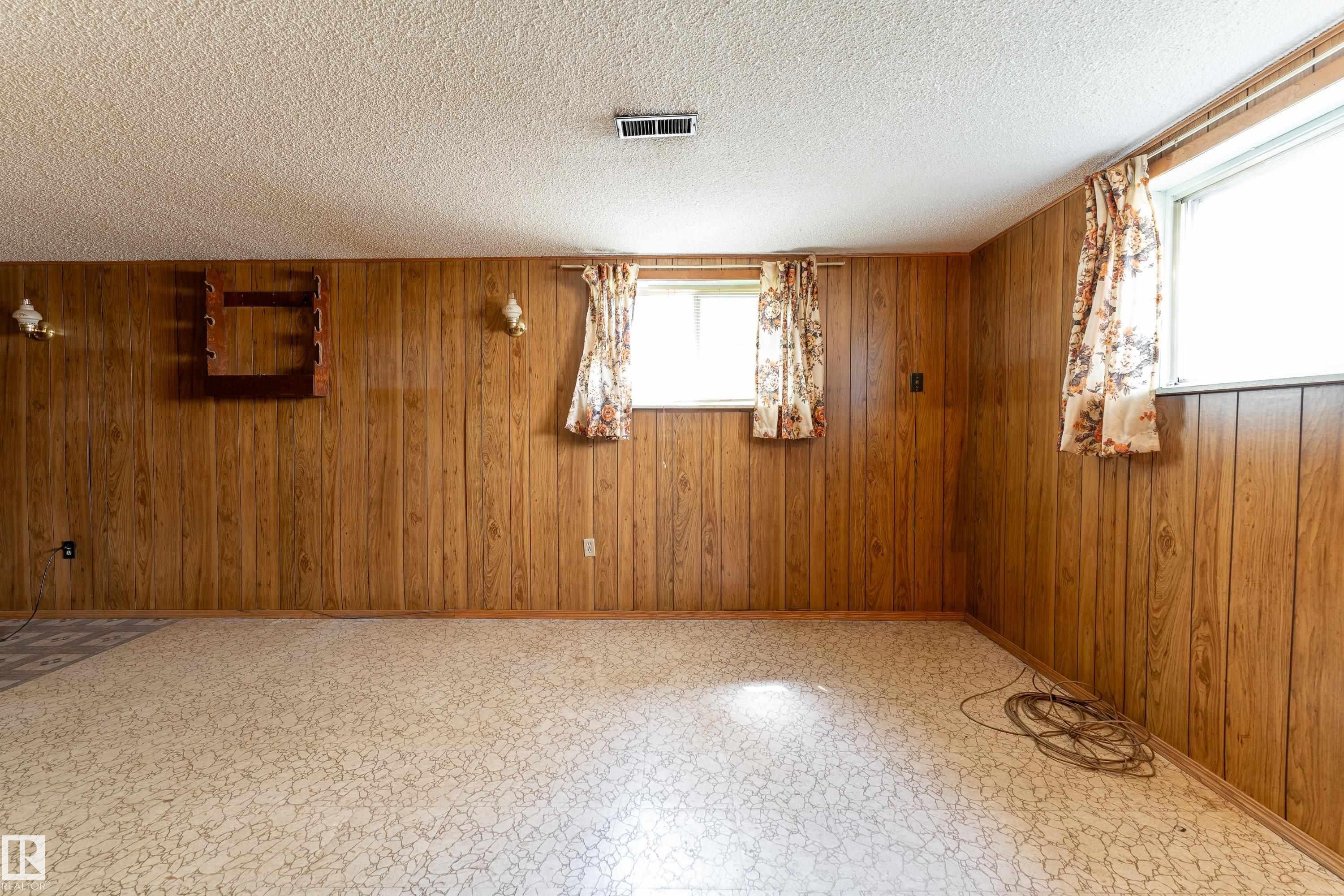 8502 76 Avenue Nw, Edmonton, AB - Indoor Photo Showing Other Room