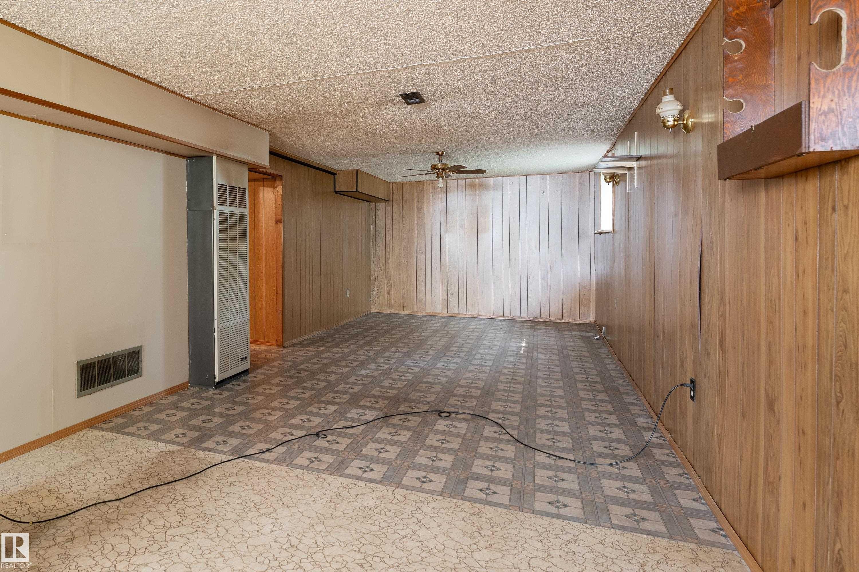 8502 76 Avenue Nw, Edmonton, AB - Indoor Photo Showing Other Room
