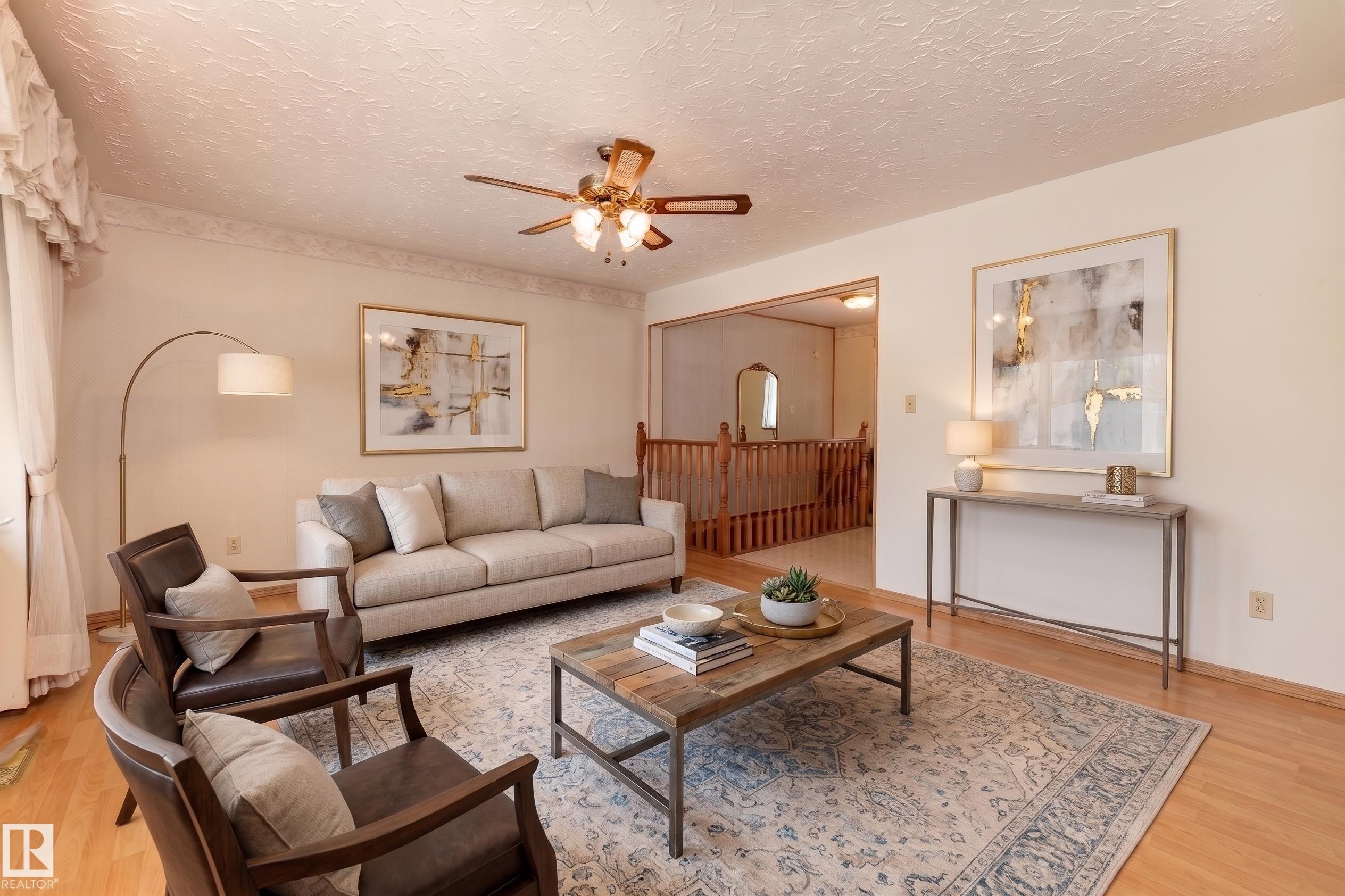 8502 76 Avenue Nw, Edmonton, AB - Indoor Photo Showing Living Room