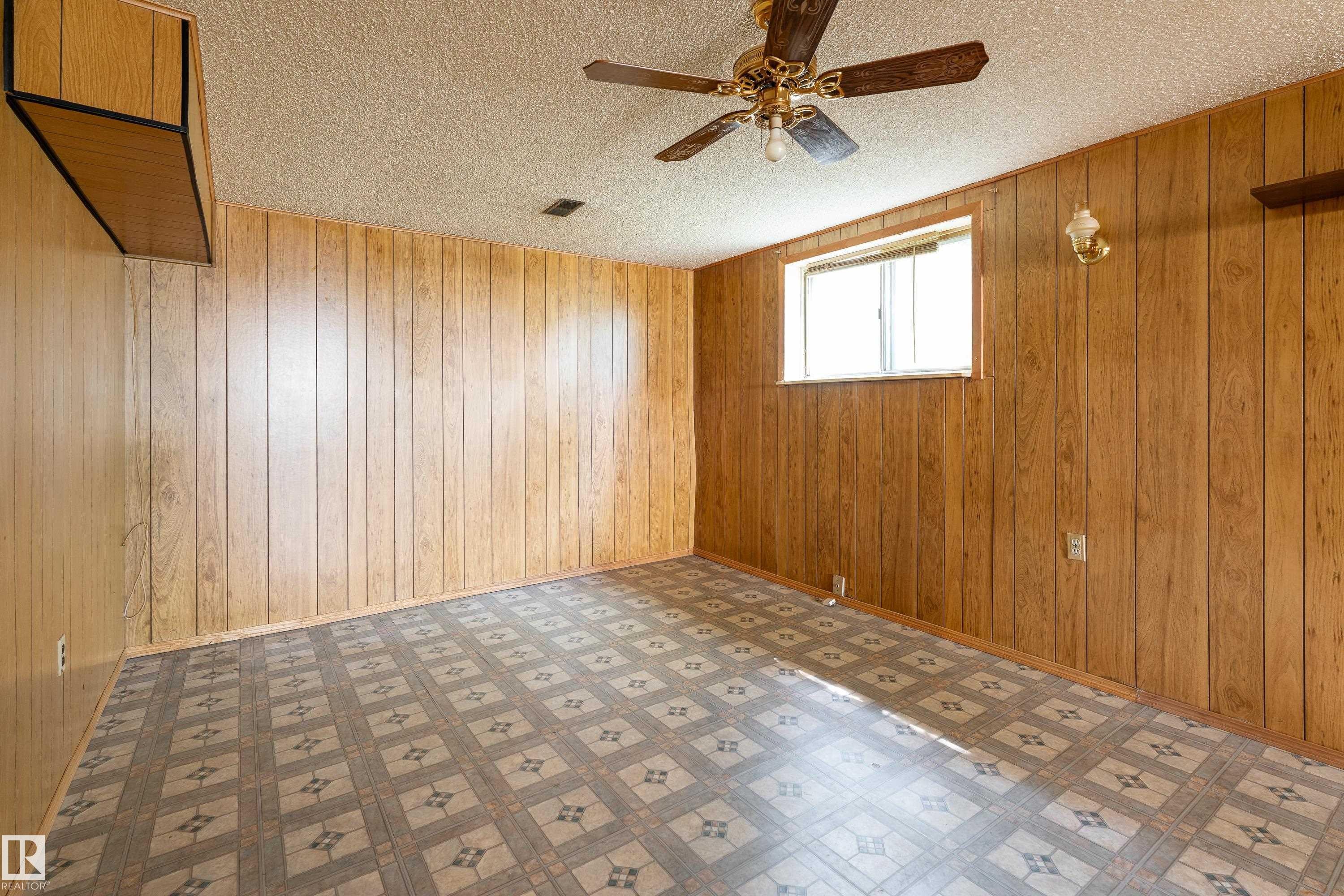 8502 76 Avenue Nw, Edmonton, AB - Indoor Photo Showing Other Room
