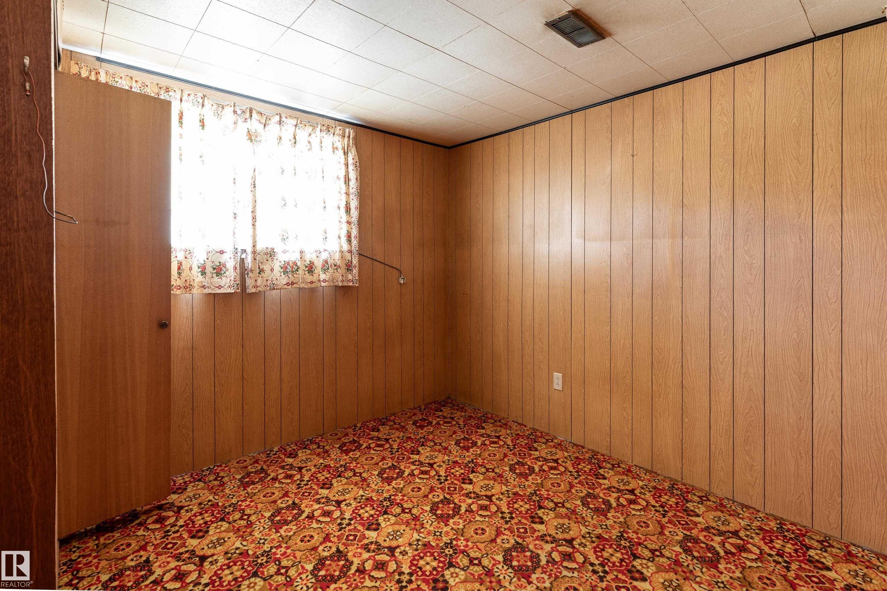 8502 76 Avenue Nw, Edmonton, AB - Indoor Photo Showing Other Room