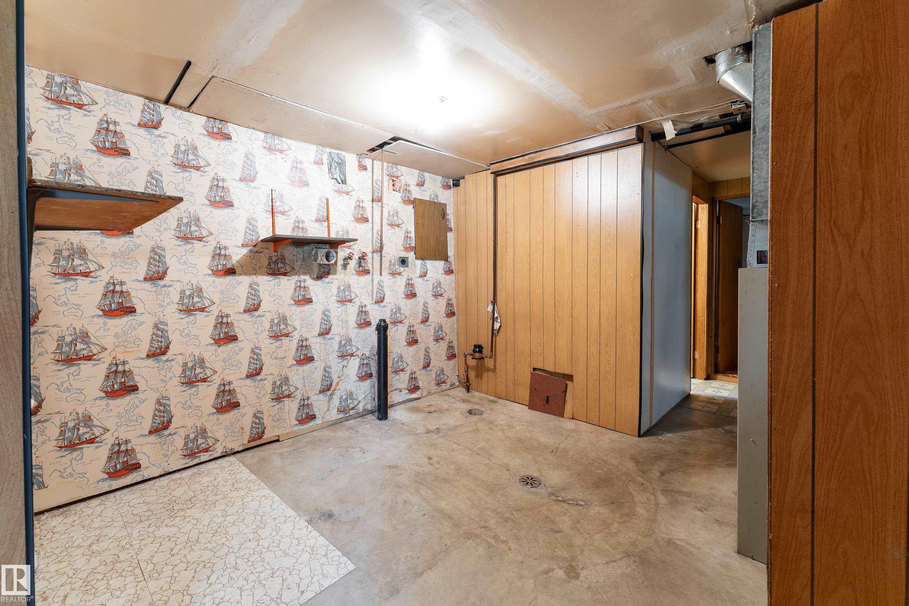 8502 76 Avenue Nw, Edmonton, AB - Indoor