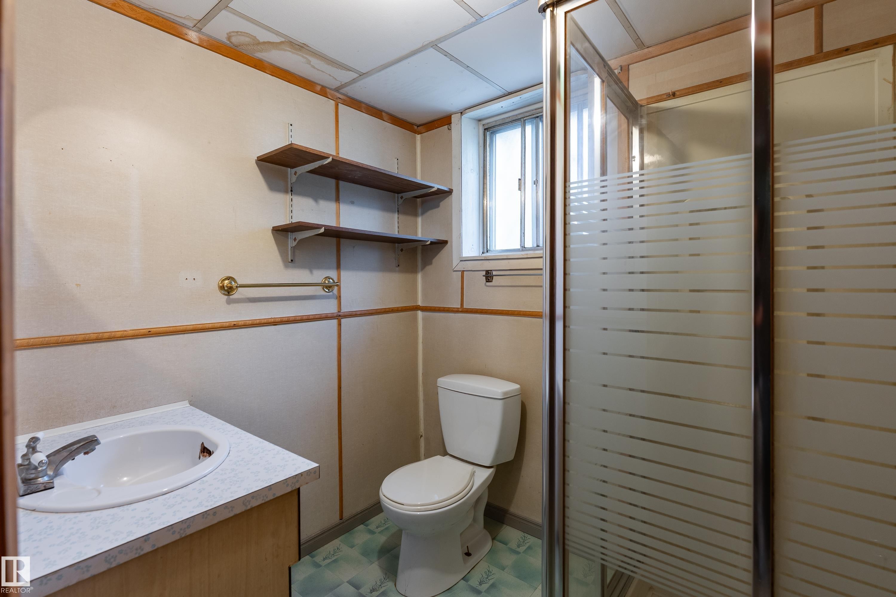 8502 76 Avenue Nw, Edmonton, AB - Indoor Photo Showing Bathroom