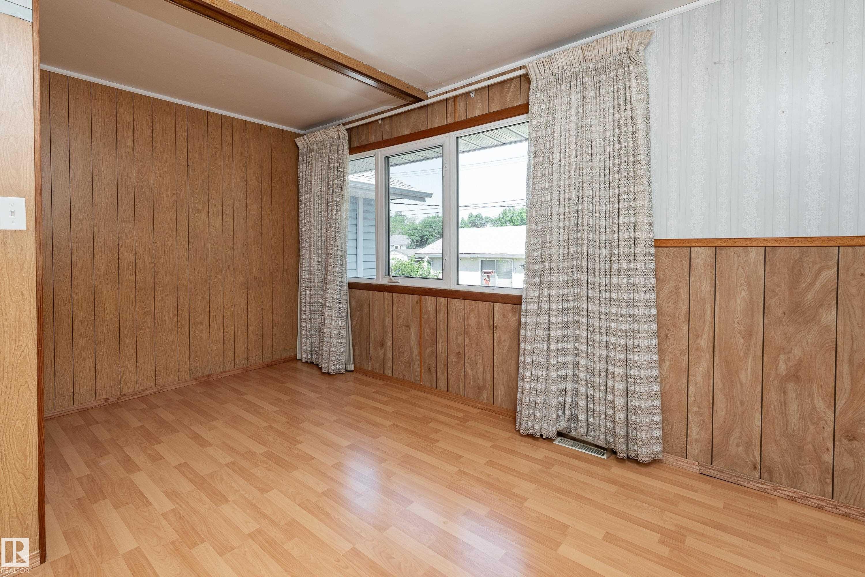 8502 76 Avenue Nw, Edmonton, AB - Indoor Photo Showing Other Room