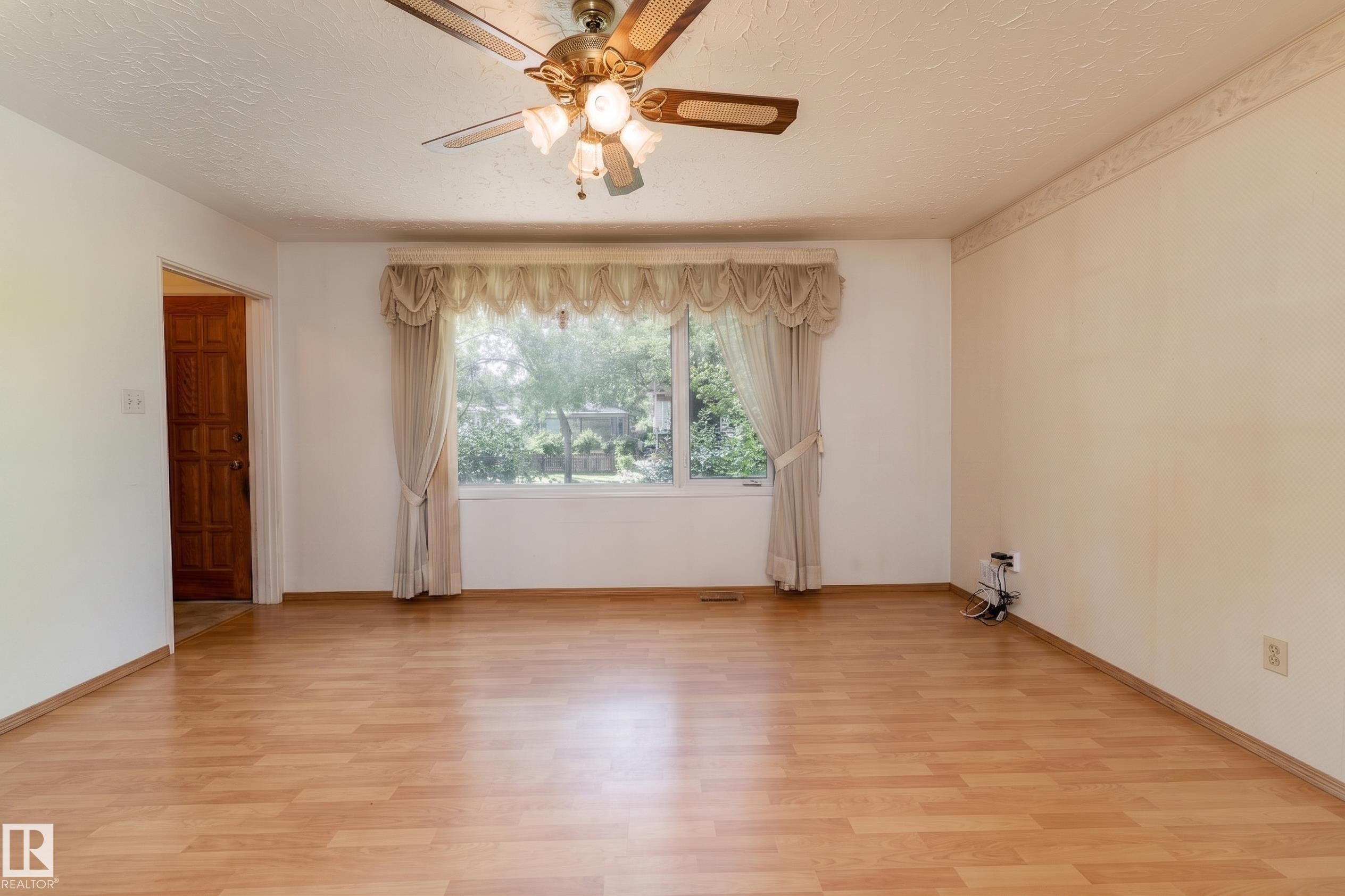 8502 76 Avenue Nw, Edmonton, AB - Indoor Photo Showing Other Room