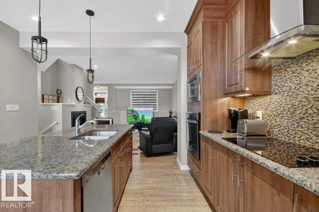 4237 Prowse Way, Edmonton, AB - Indoor Photo Showing Kitchen With Double Sink With Upgraded Kitchen