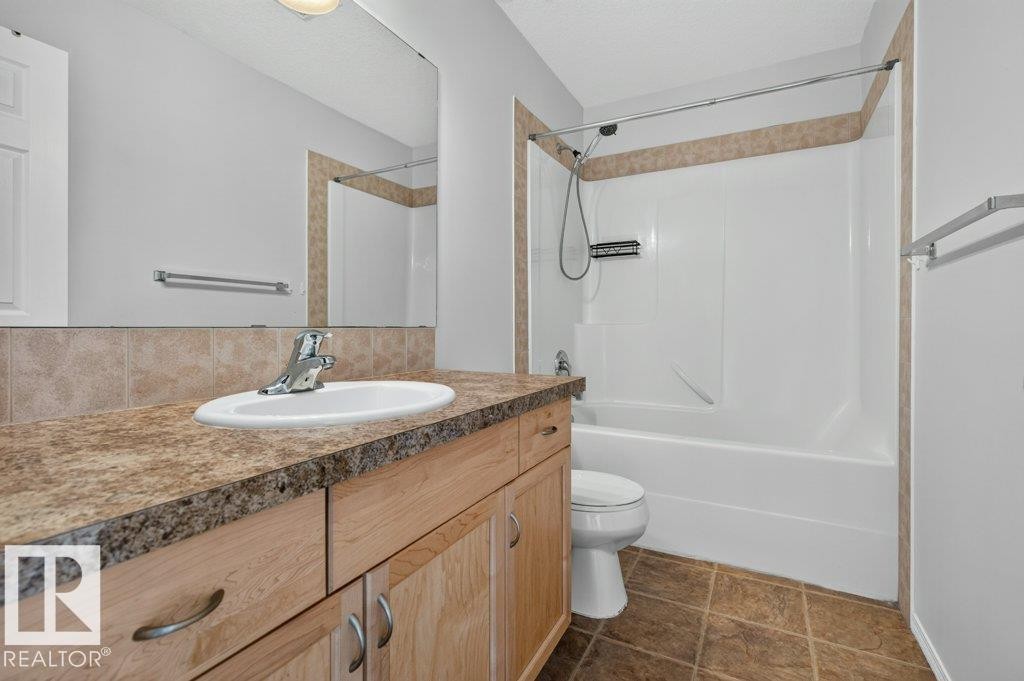 #10 2816 34 Av Nw, Edmonton, AB - Indoor Photo Showing Bathroom