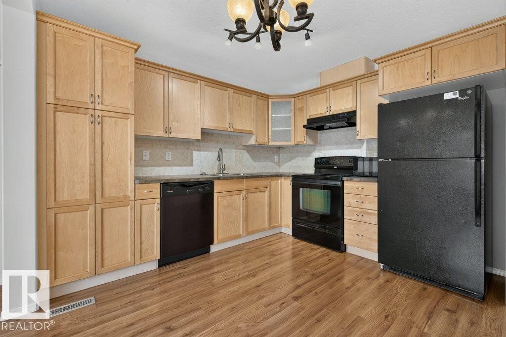 #10 2816 34 Av Nw, Edmonton, AB - Indoor Photo Showing Kitchen