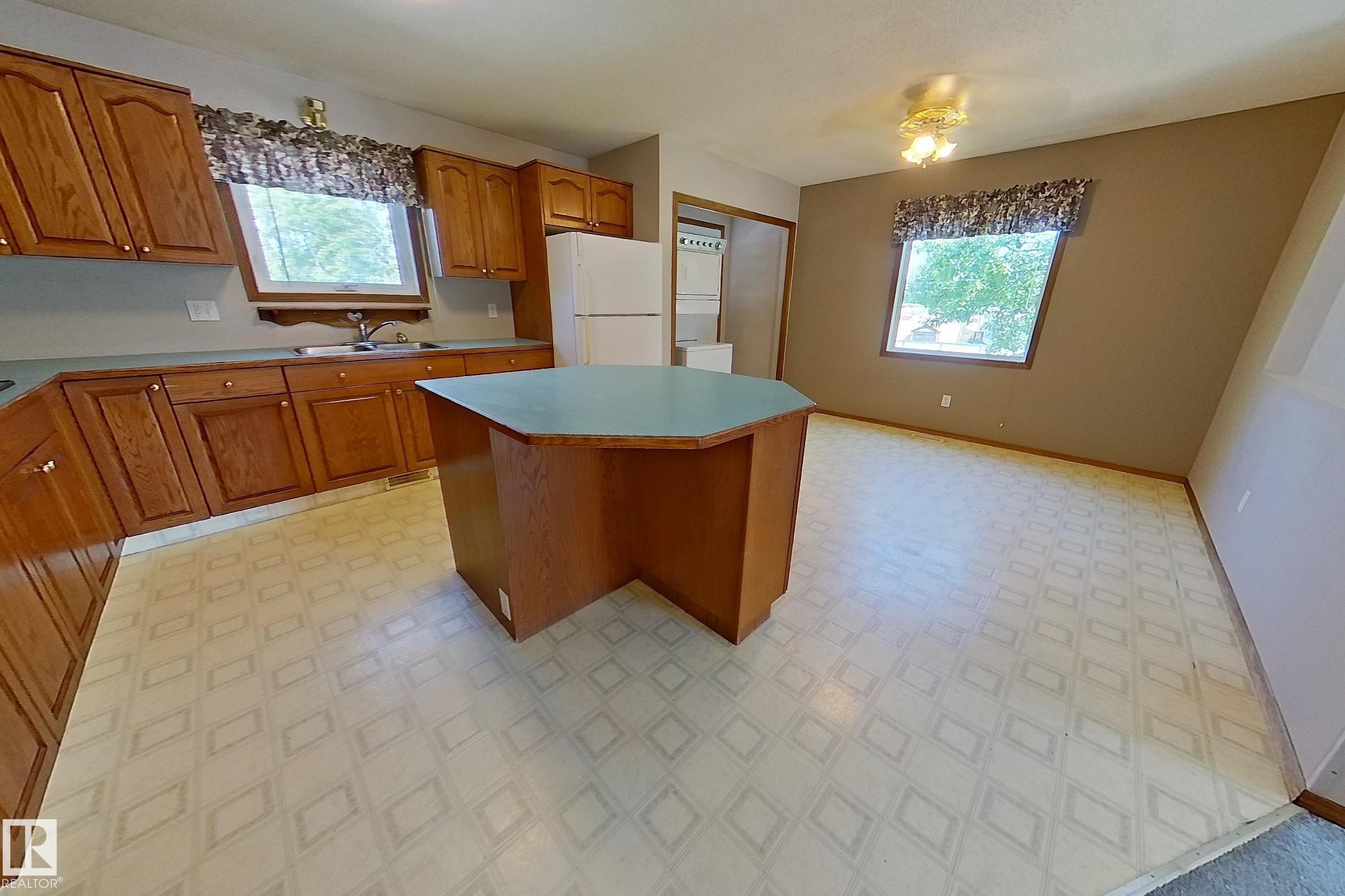 4602 52 Avenue, Bentley, AB - Indoor Photo Showing Kitchen With Double Sink